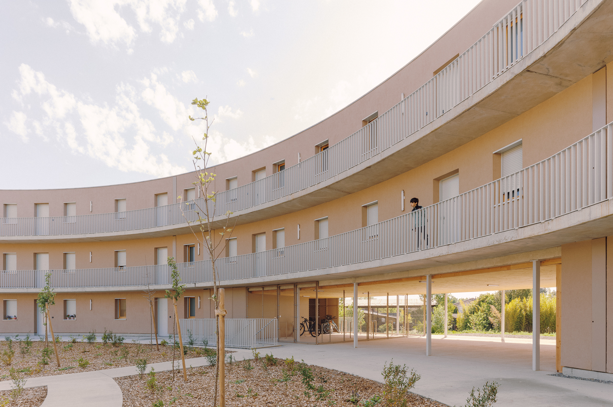 Социальное жильё в Корнбаррьё: проект Atelier Régis Roudil Architectes связывает природу и новую городскую ткань