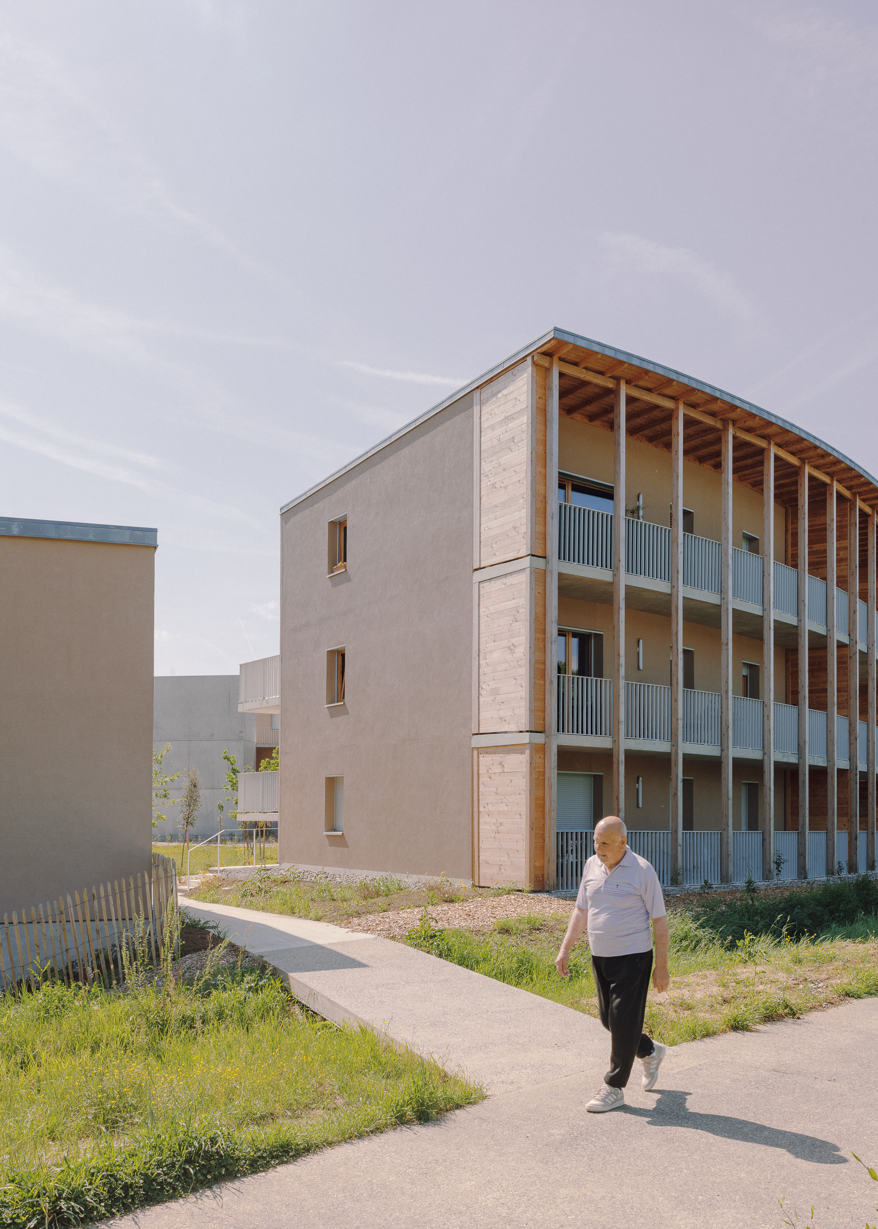 Социальное жильё в Корнбаррьё: проект Atelier Régis Roudil Architectes связывает природу и новую городскую ткань