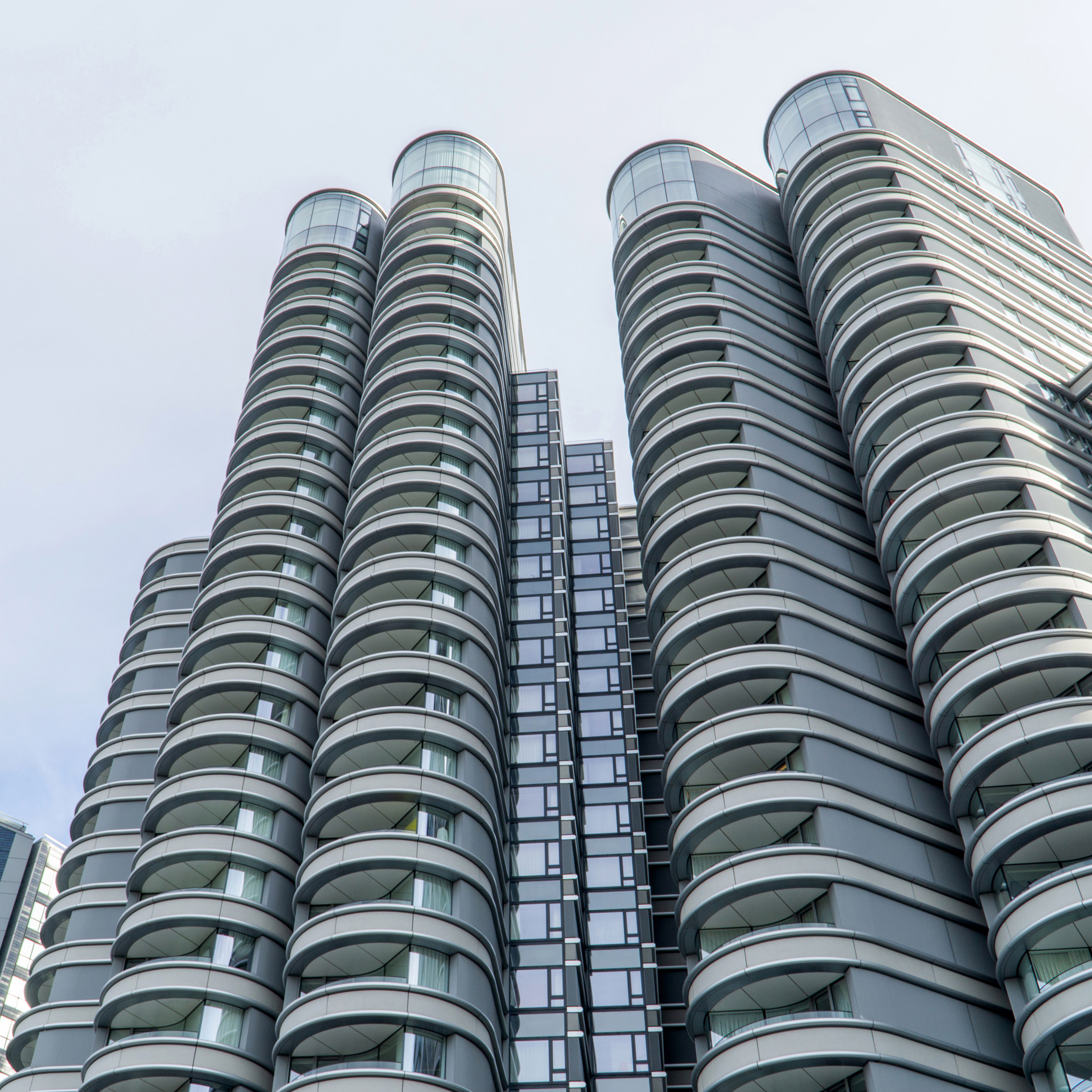 Foster + Partners предстанет перед судом по делу о падении оконной панели с The Corniche в Лондоне