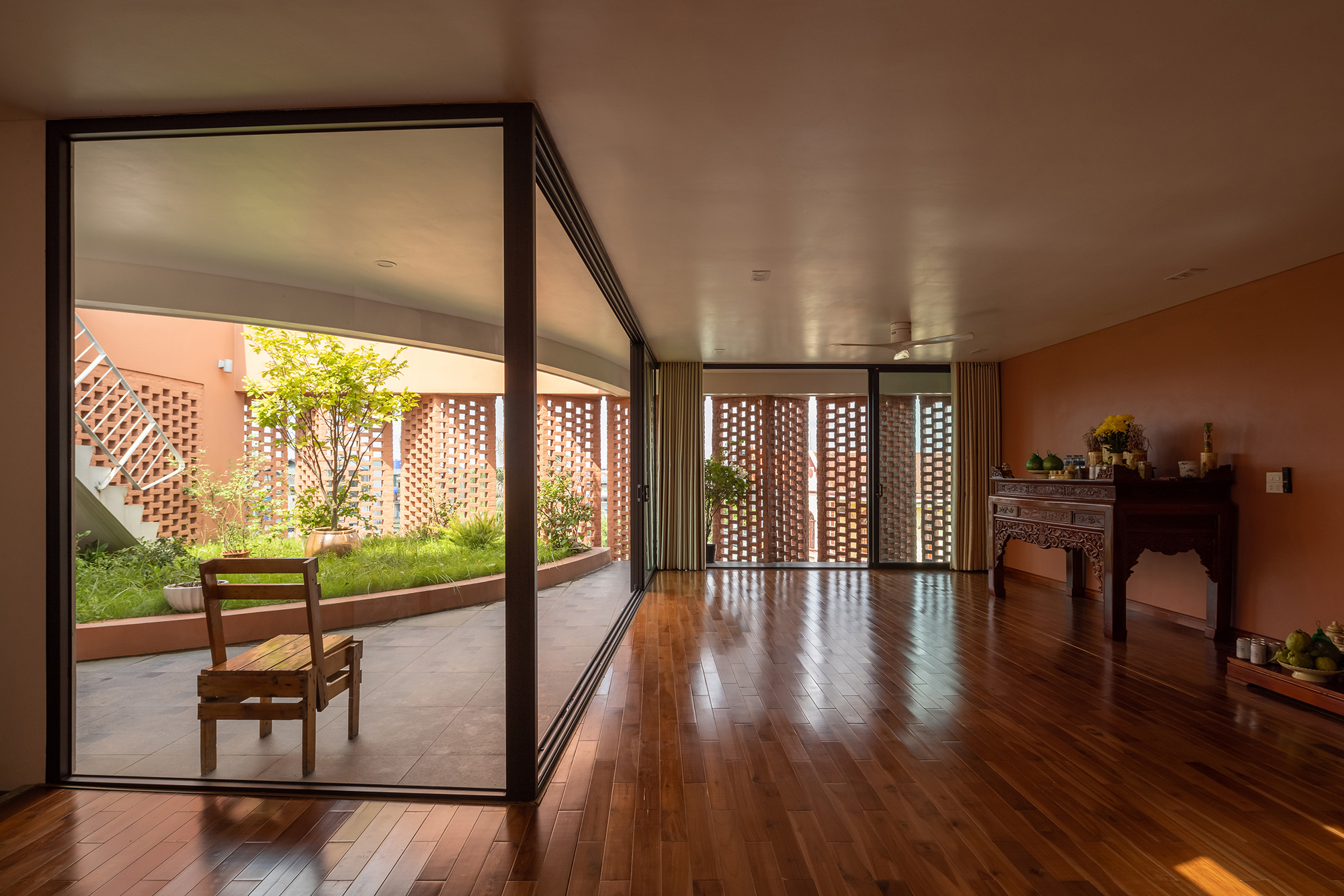 Creative Usage of Bricks & Earth / H&P Architects