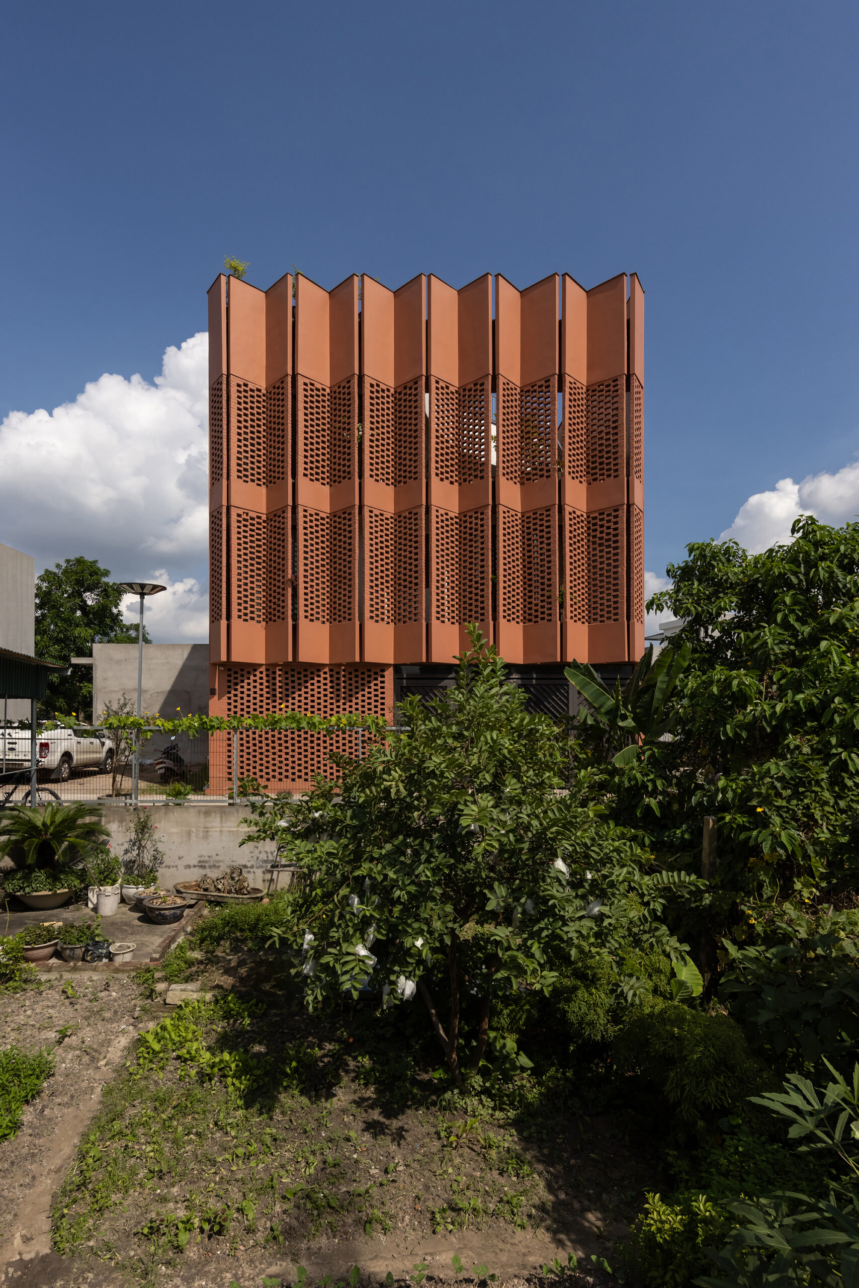 Creative Usage of Bricks & Earth / H&P Architects