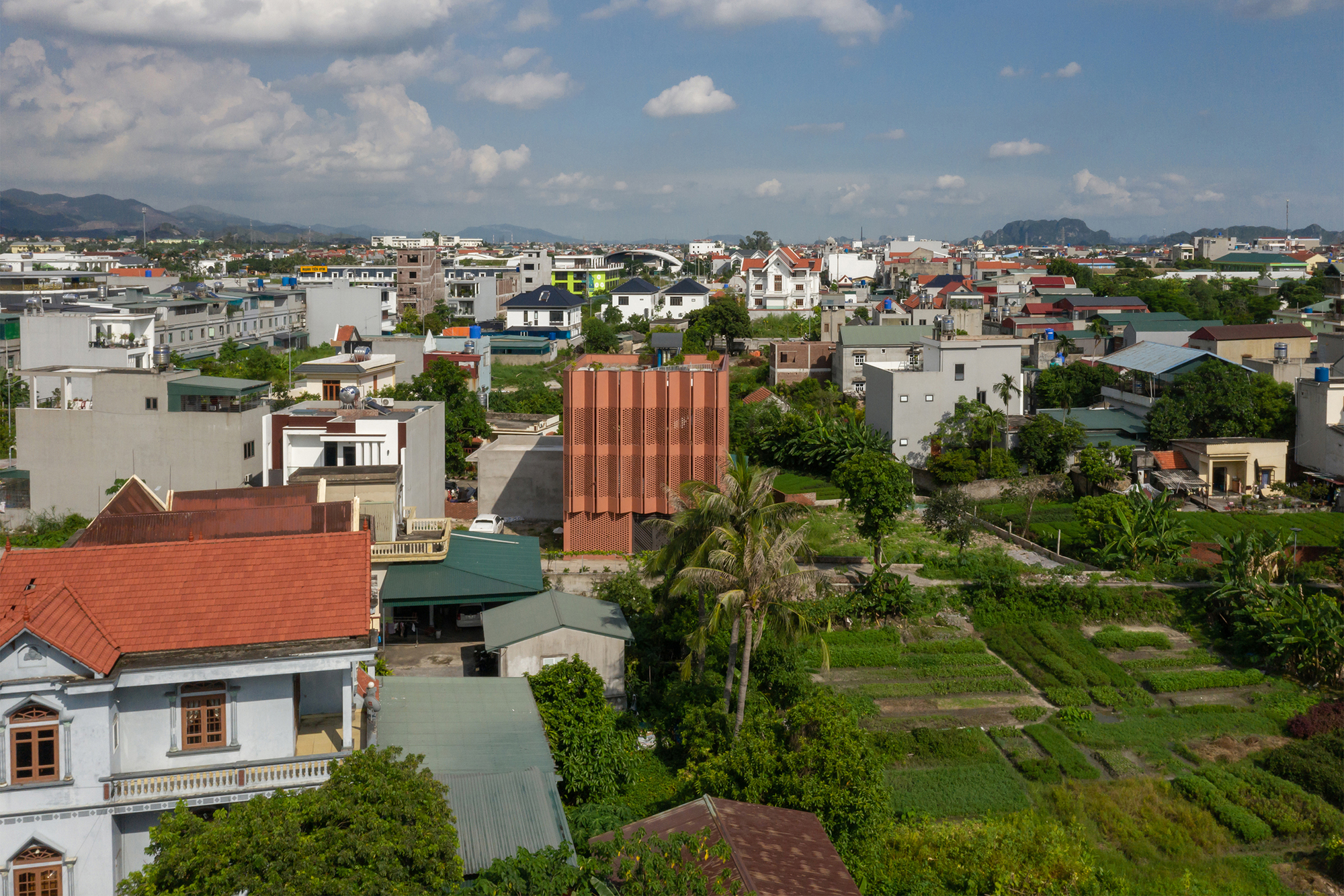 Creative Usage of Bricks & Earth / H&P Architects