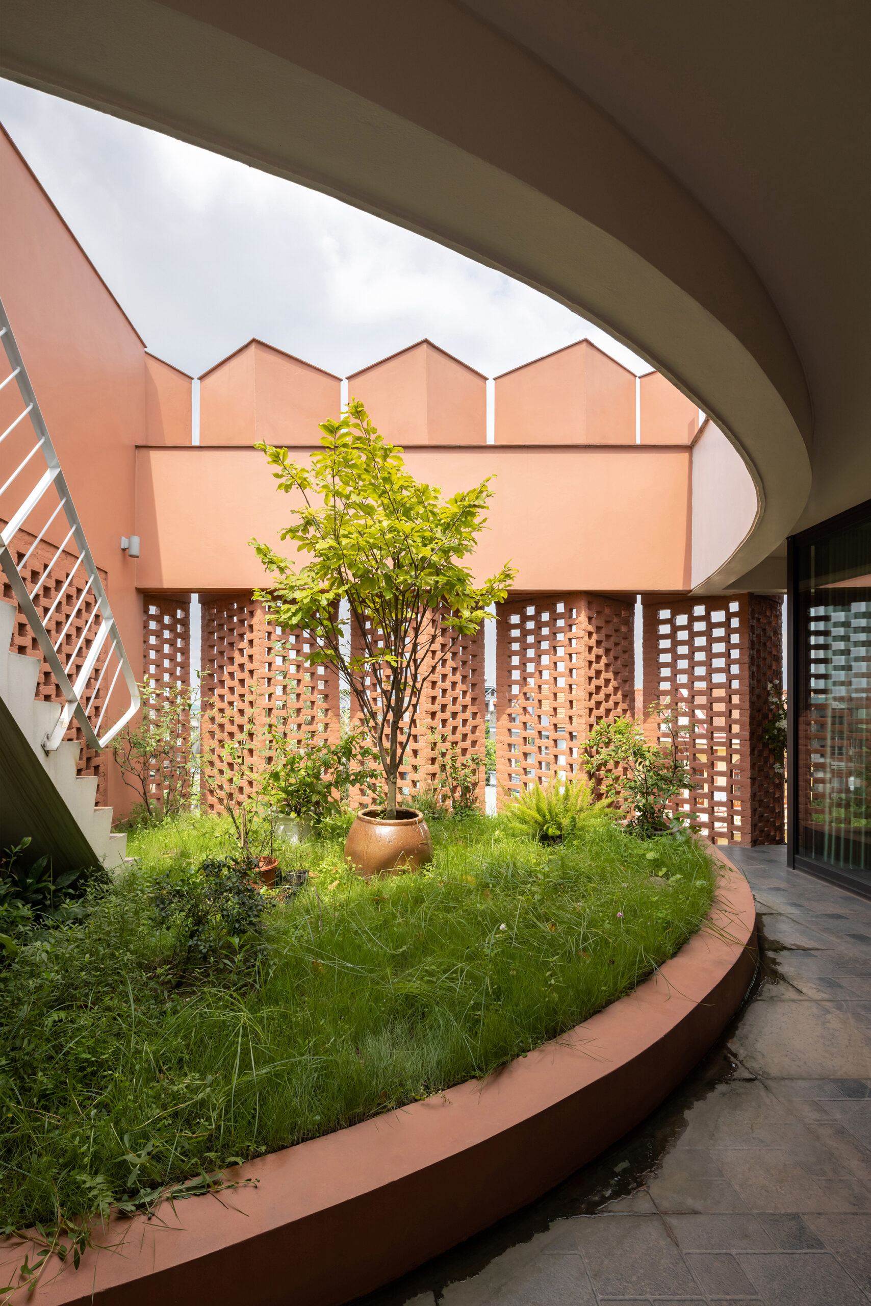Creative Usage of Bricks & Earth / H&P Architects