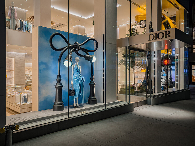 Алекс Чиннек превращает витрины Dior в Нью‑Йорке и Беверли-Хиллз в сюрреалистические городские сцены