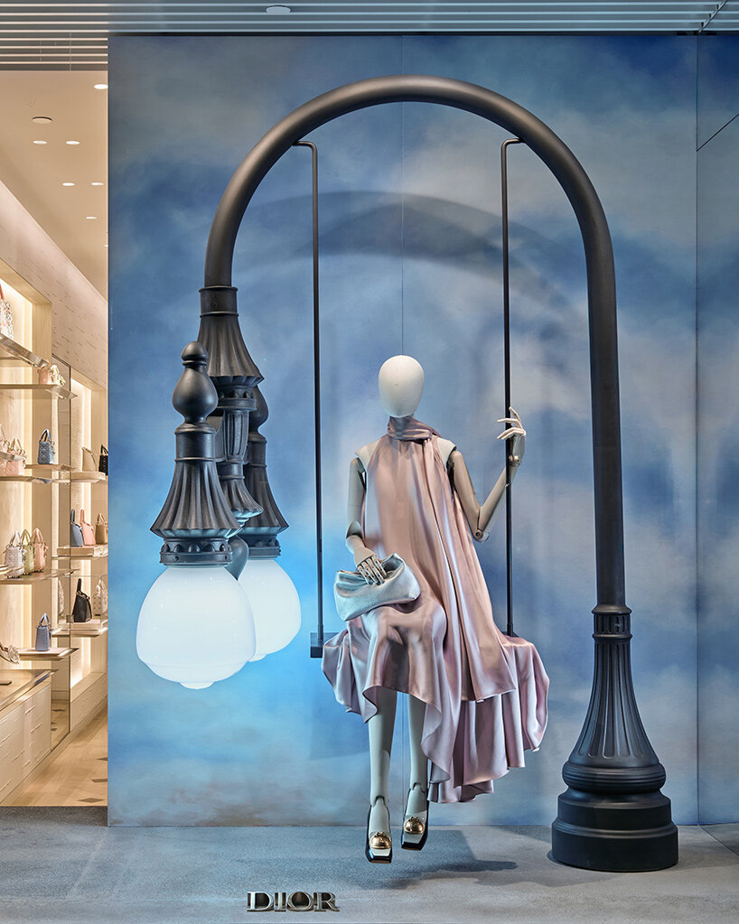 Алекс Чиннек превращает витрины Dior в Нью‑Йорке и Беверли-Хиллз в сюрреалистические городские сцены