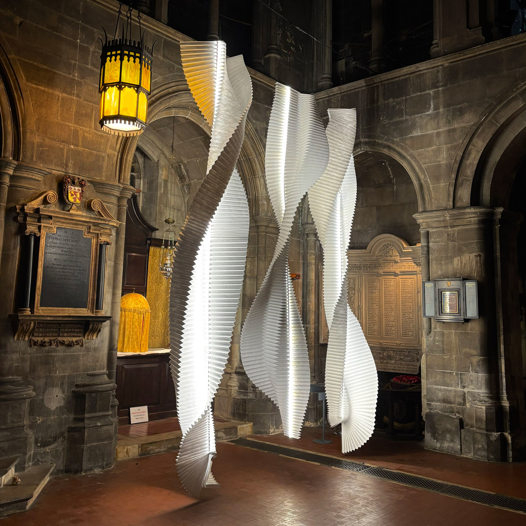 Fung+Bedford создали оригами-светильники из восьмиметрового листа Tyvek для Clerkenwell Design Week