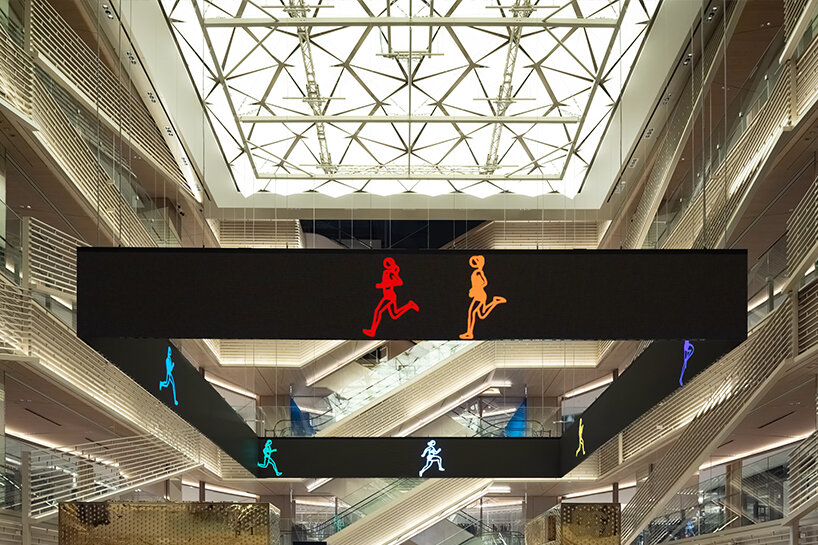 Julian Opie создал цифровую инсталляцию Marathon. Women. для атриума GINZA SIX в Токио