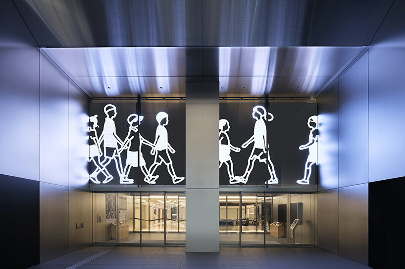 Julian Opie создал цифровую инсталляцию Marathon. Women. для атриума GINZA SIX в Токио