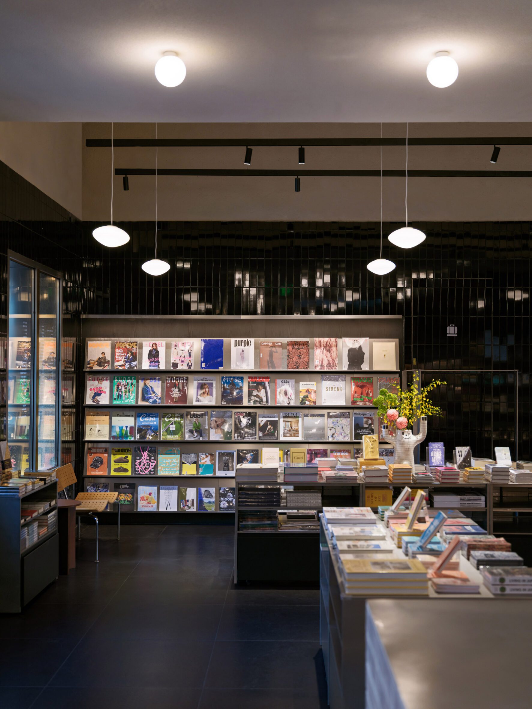 Jetlag Books открыла новый книжный магазин в Пекине, отсылающий к советской торговой архитектуре