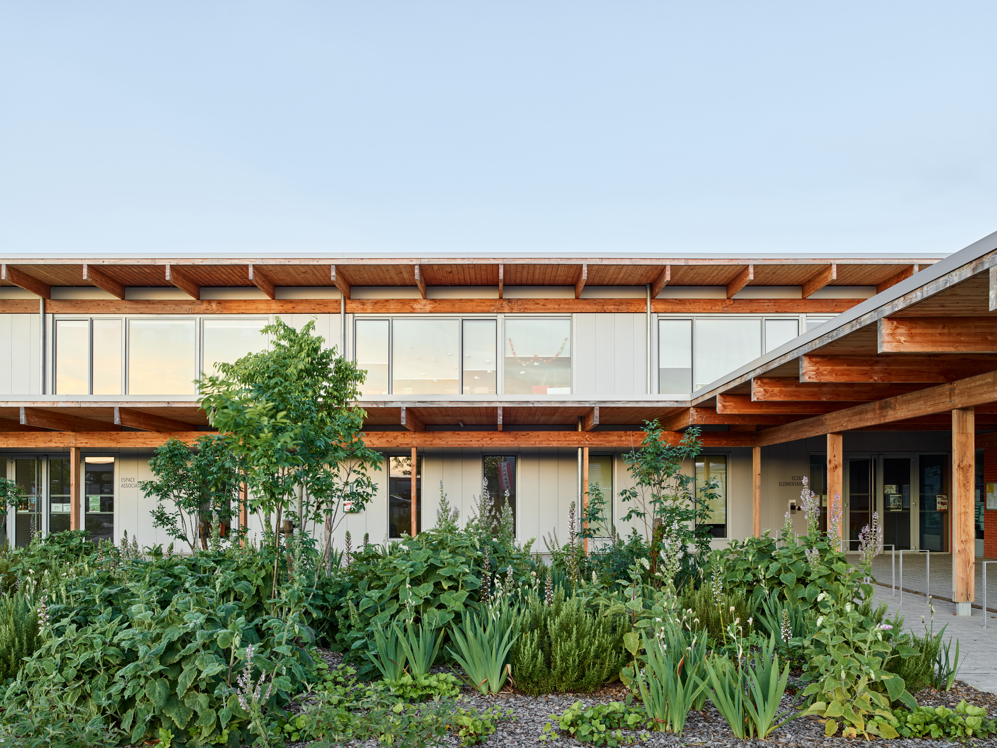 Школьный комплекс Alain Bertrand / GGR architectes