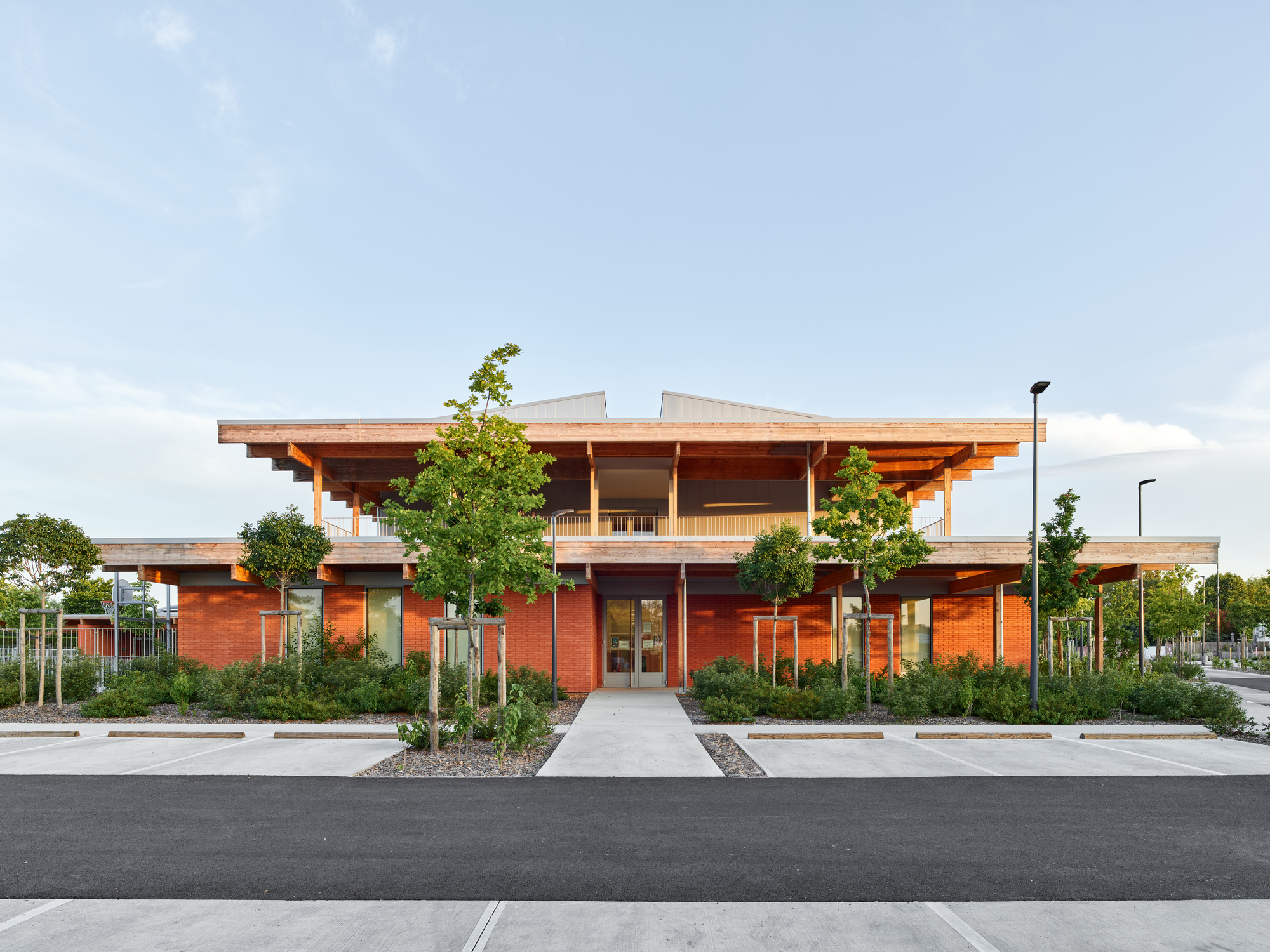 Школьный комплекс Alain Bertrand / GGR architectes