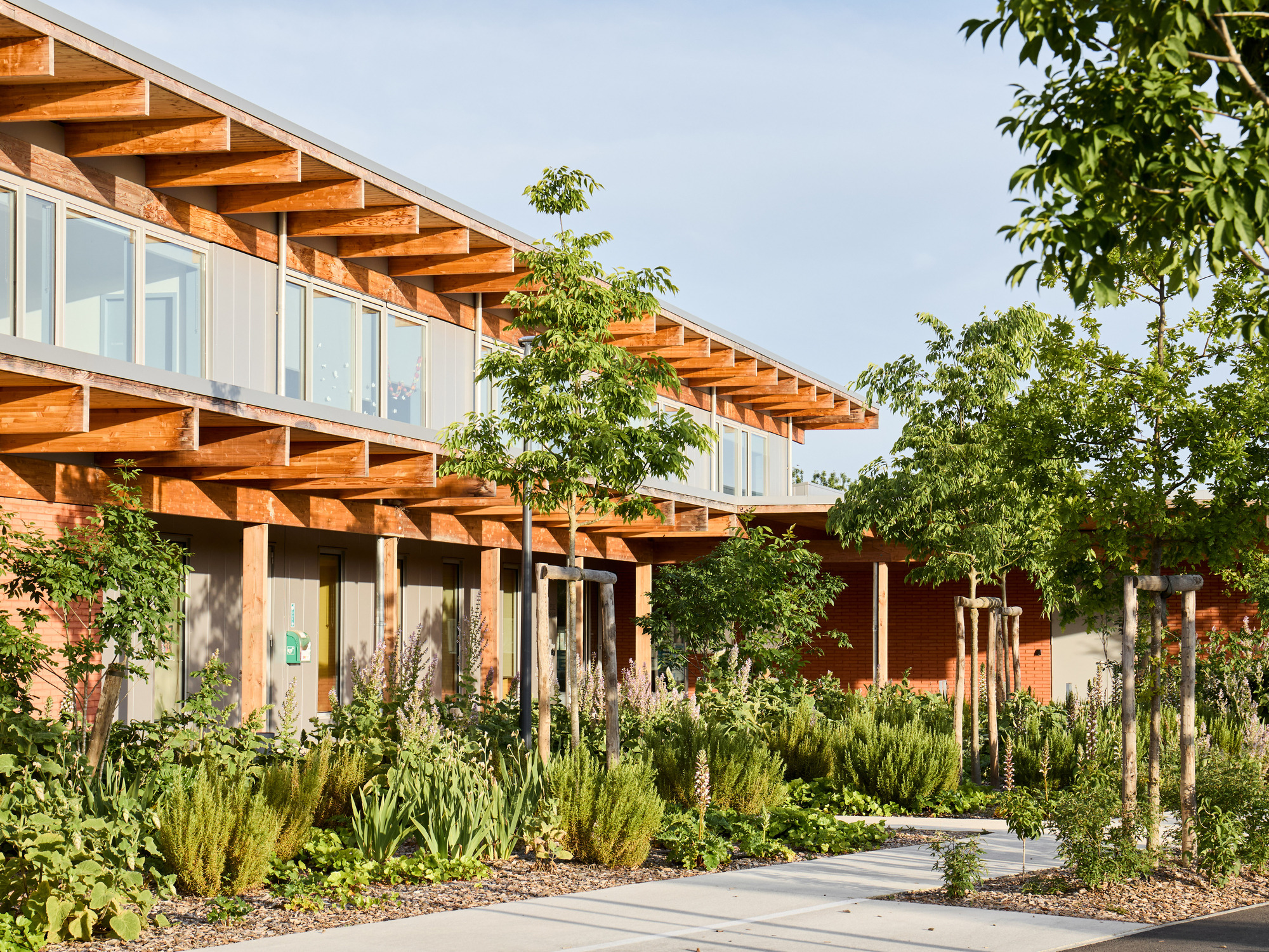 Школьный комплекс Alain Bertrand / GGR architectes