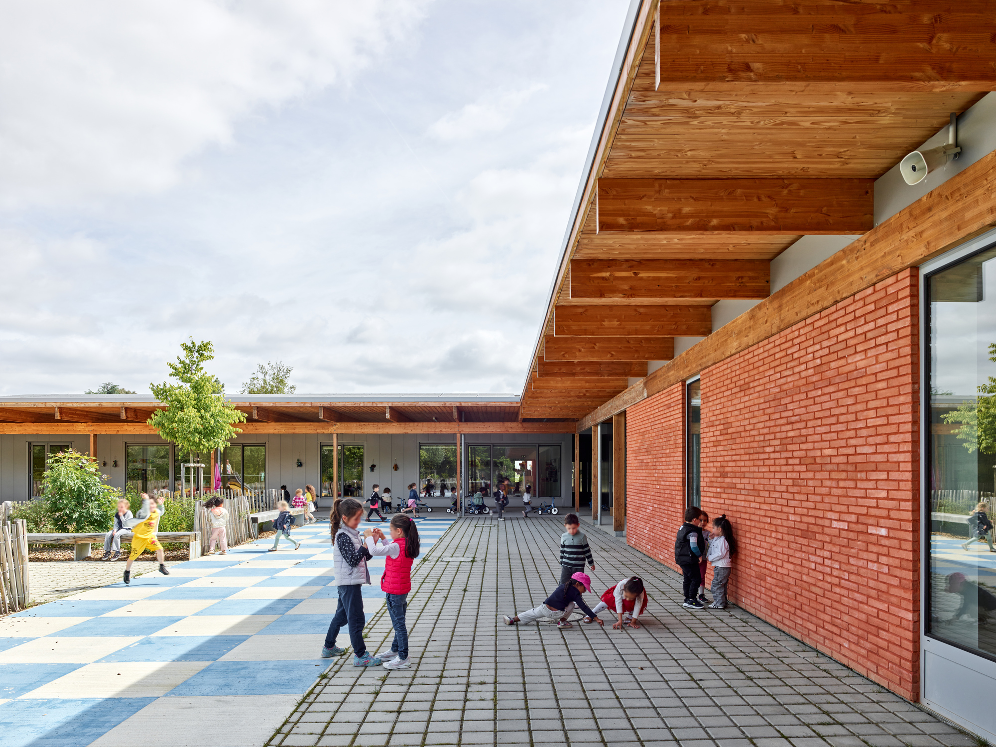 Школьный комплекс Alain Bertrand / GGR architectes