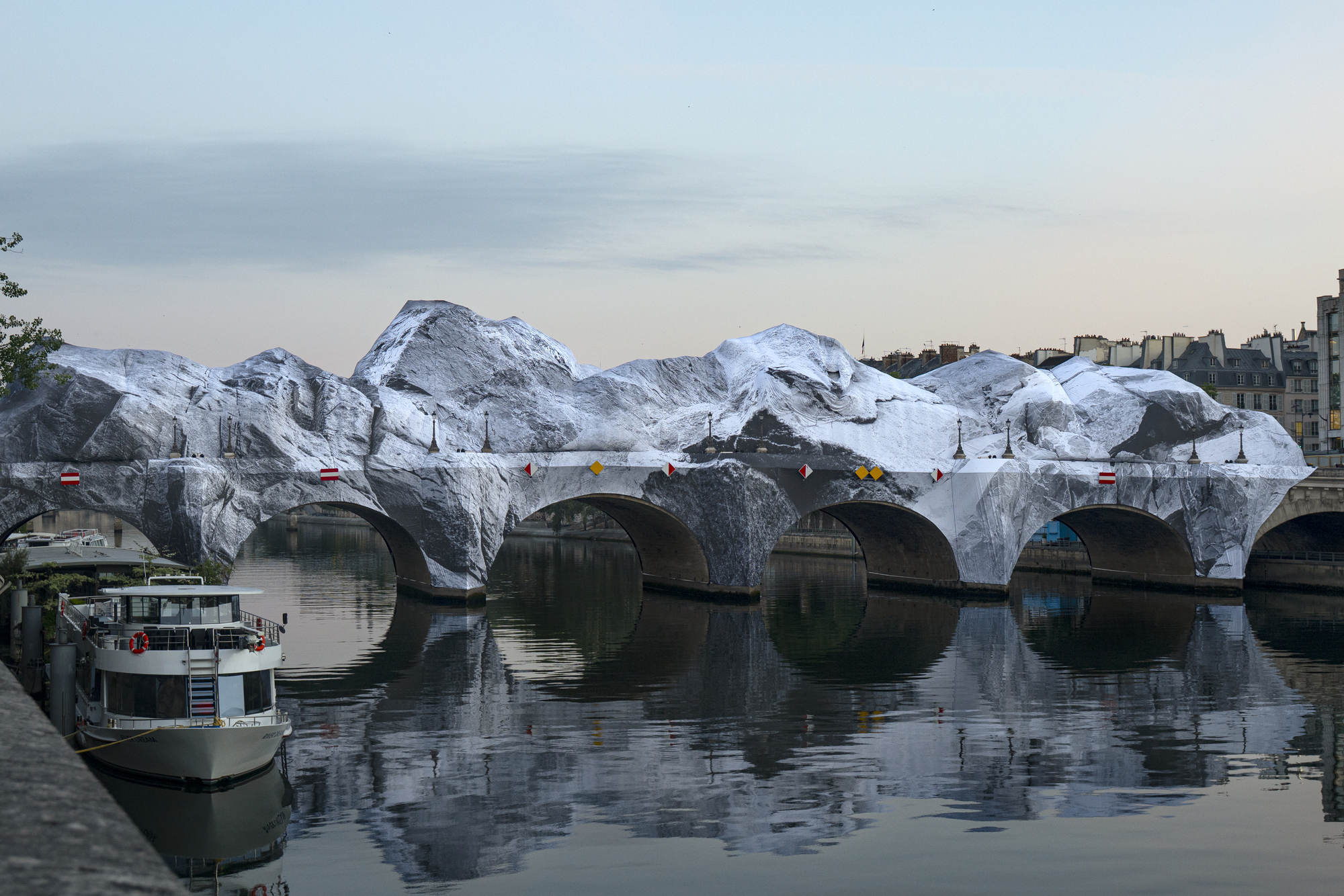 JR установил на парижском Pont Neuf надувную «пещеру» в память о Christo и Jeanne-Claude