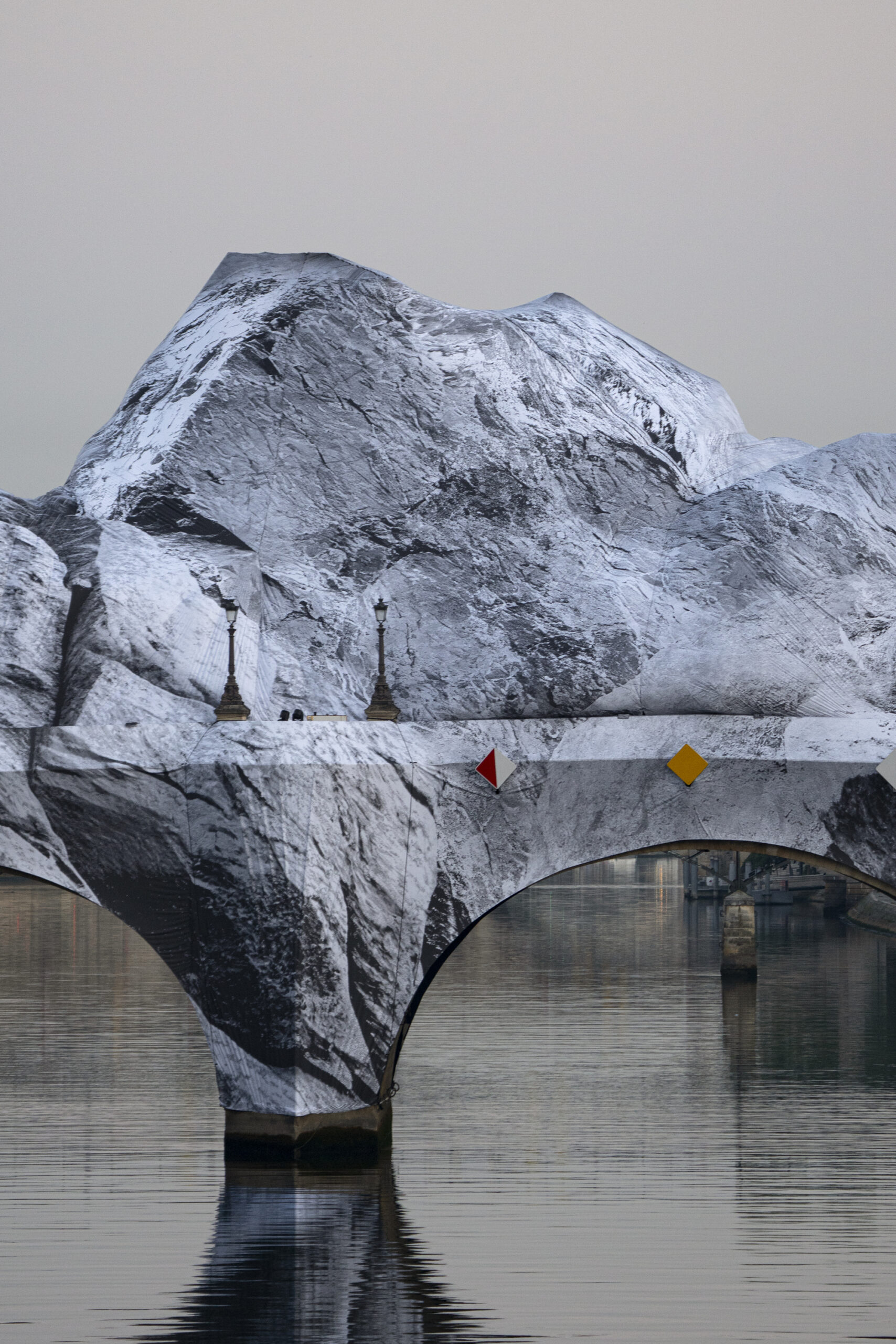 JR установил на парижском Pont Neuf надувную «пещеру» в память о Christo и Jeanne-Claude