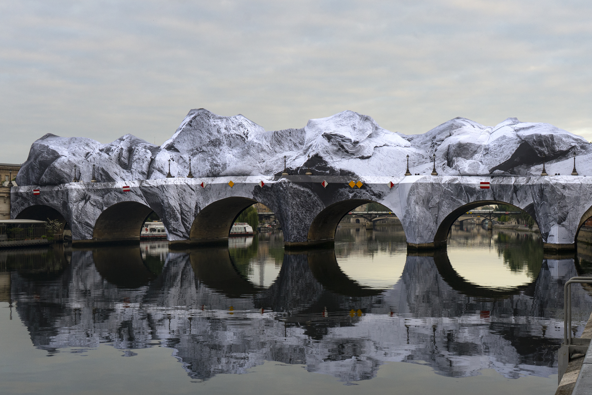 JR установил на парижском Pont Neuf надувную «пещеру» в память о Christo и Jeanne-Claude