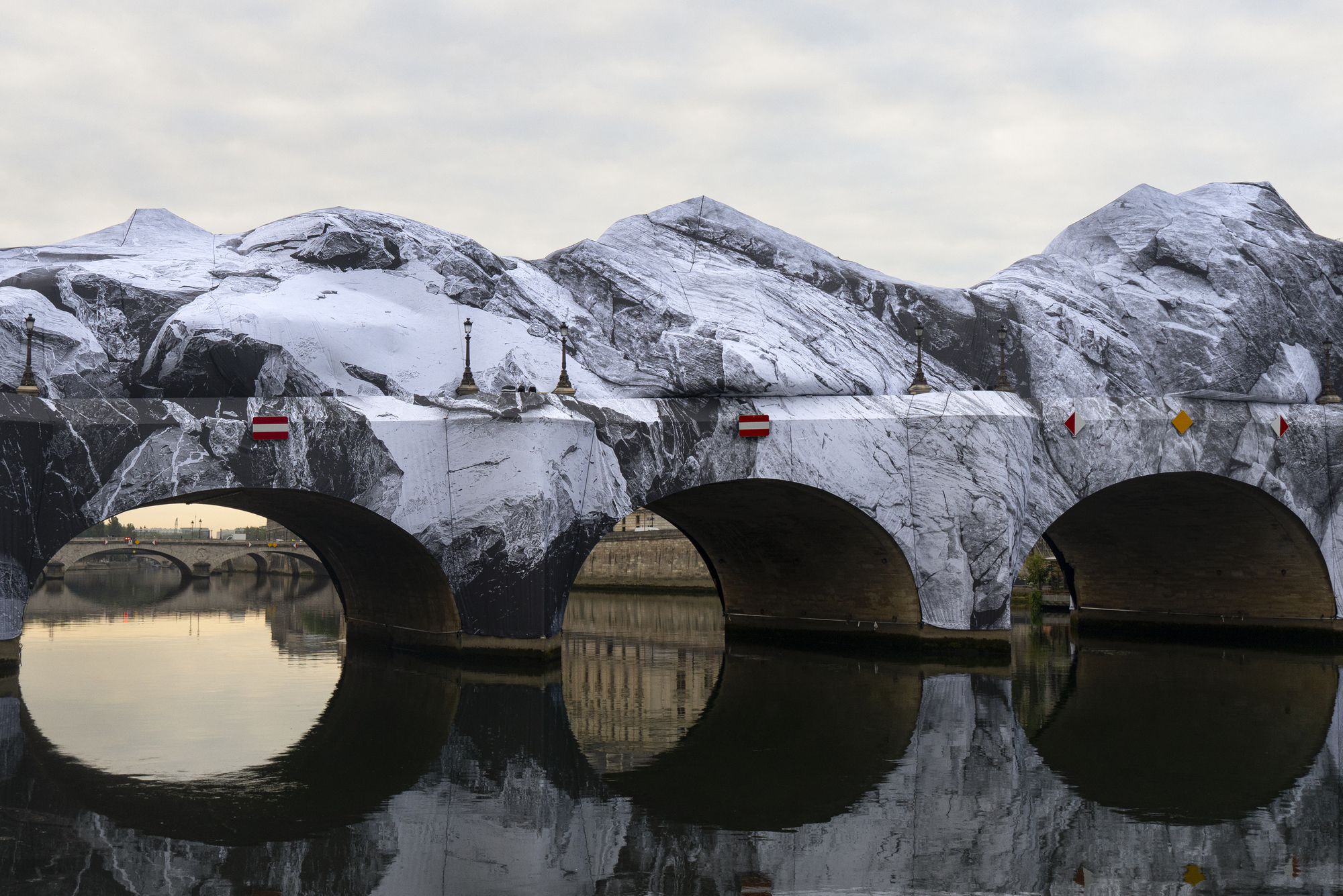 JR установил на парижском Pont Neuf надувную «пещеру» в память о Christo и Jeanne-Claude