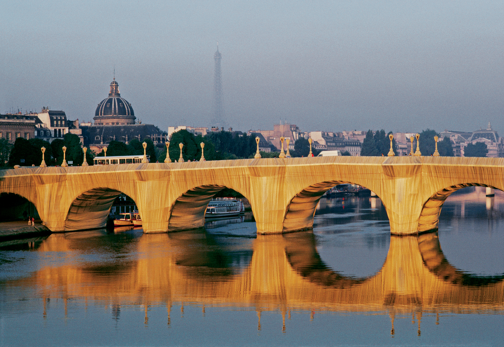 JR установил на парижском Pont Neuf надувную «пещеру» в память о Christo и Jeanne-Claude