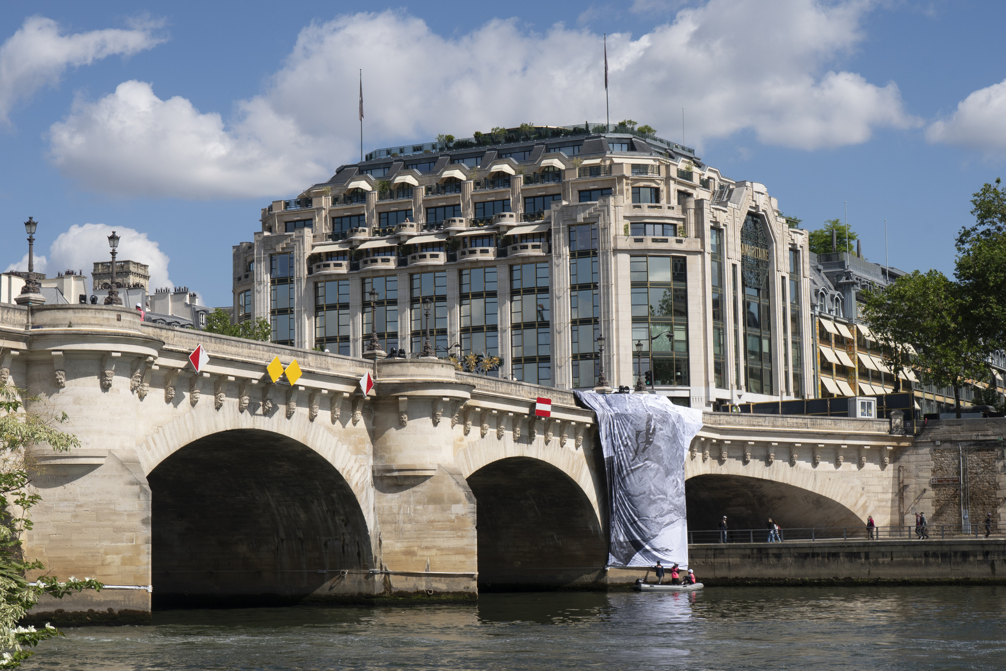 JR установил на парижском Pont Neuf надувную «пещеру» в память о Christo и Jeanne-Claude