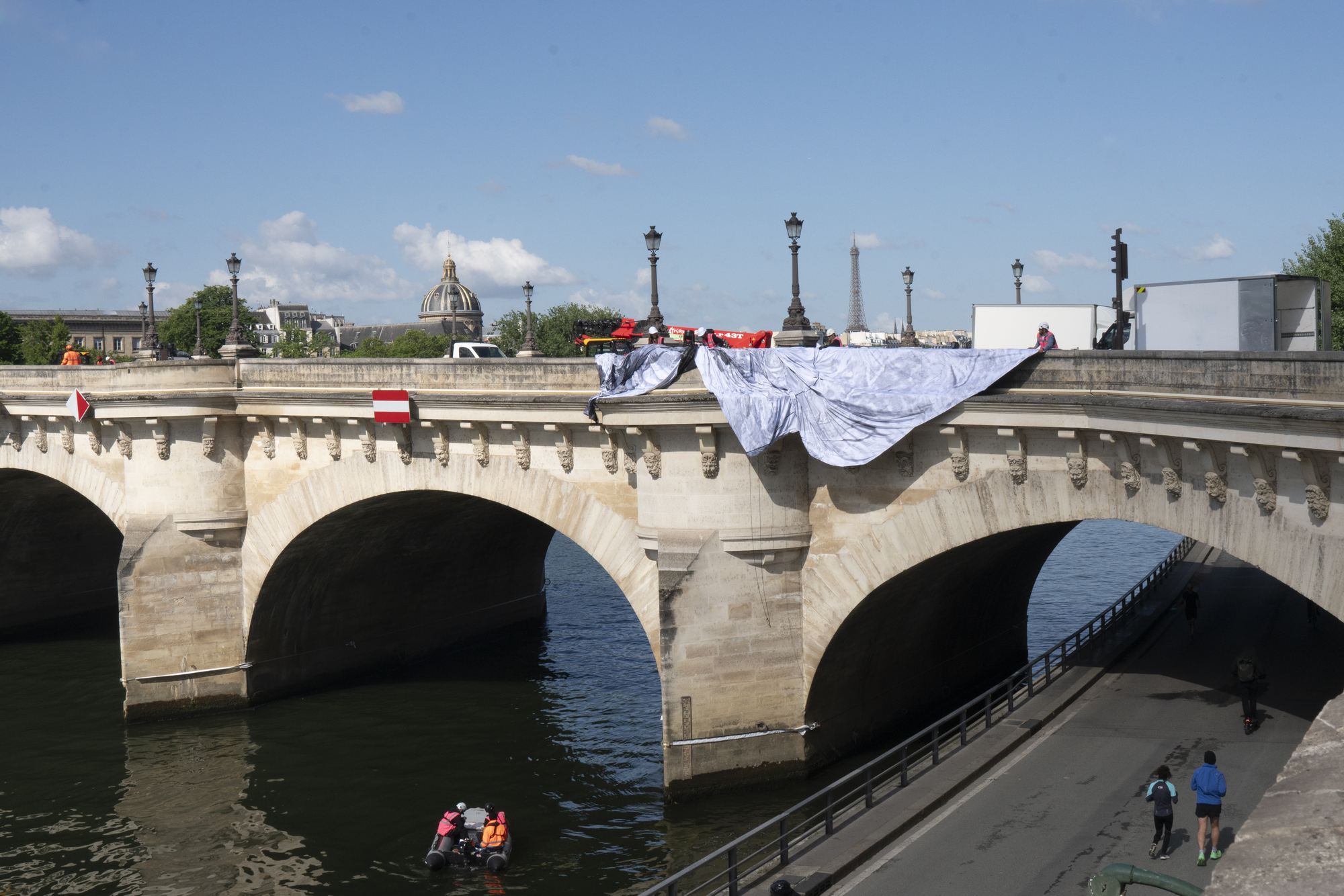 JR установил на парижском Pont Neuf надувную «пещеру» в память о Christo и Jeanne-Claude