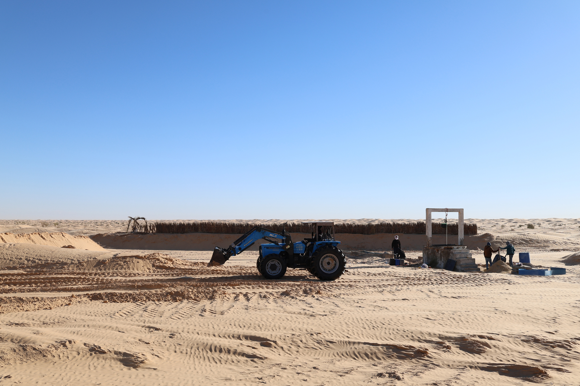 Land Of Wells: восстановление традиционного колодца в дюнах Grand Erg Oriental
