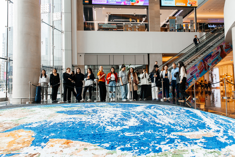 72 Voices of Earth: монументальная ручная мозаика из бумажных квиллов в Abu Dhabi Plaza