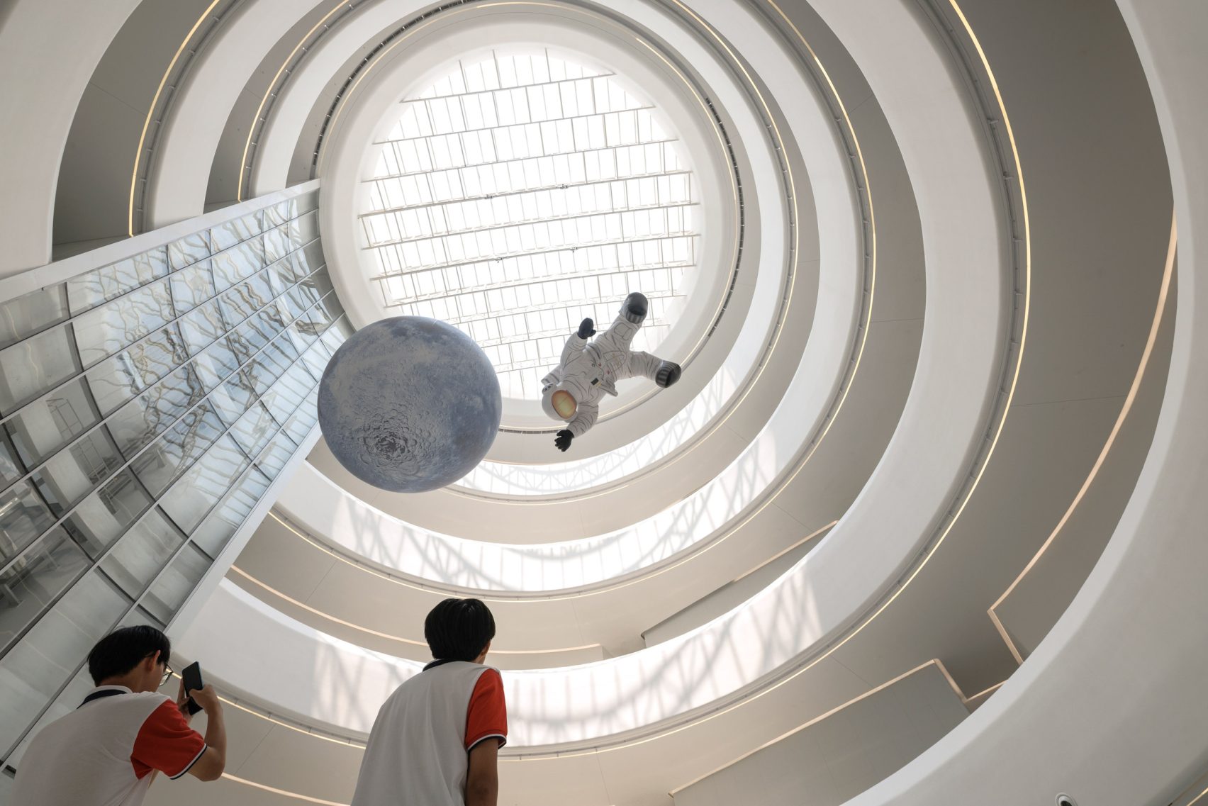 MAD завершила в Хайкоу научный музей с серебристыми панелями и спиральной планировкой