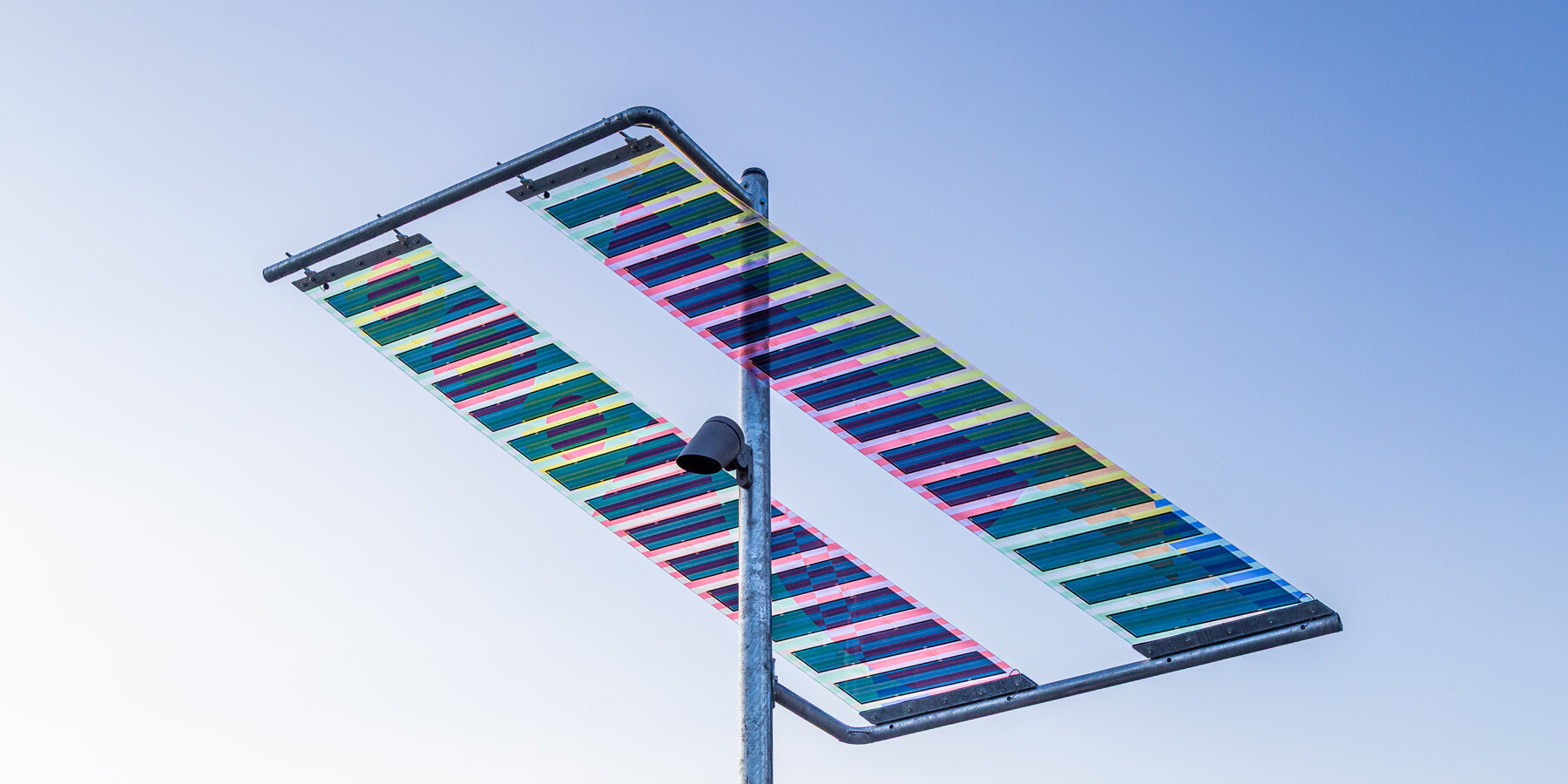 Самодостаточная солнечная световая установка Main Light превращает набережную Майн во Франкфурте в публичное пространство