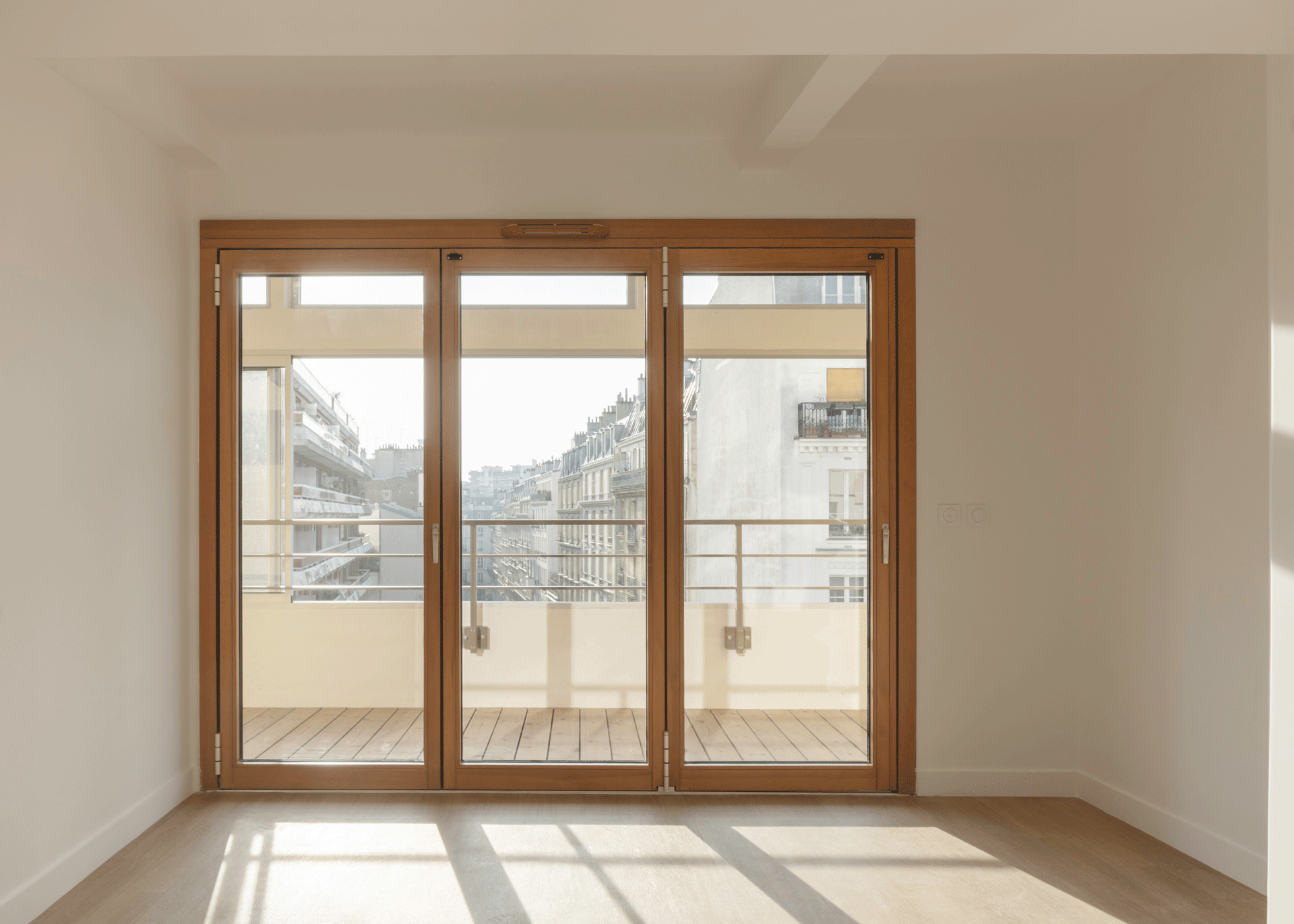 Деревянные бифолд-двери Solarlux: как Woodline меняет характер входа и связь с пространством