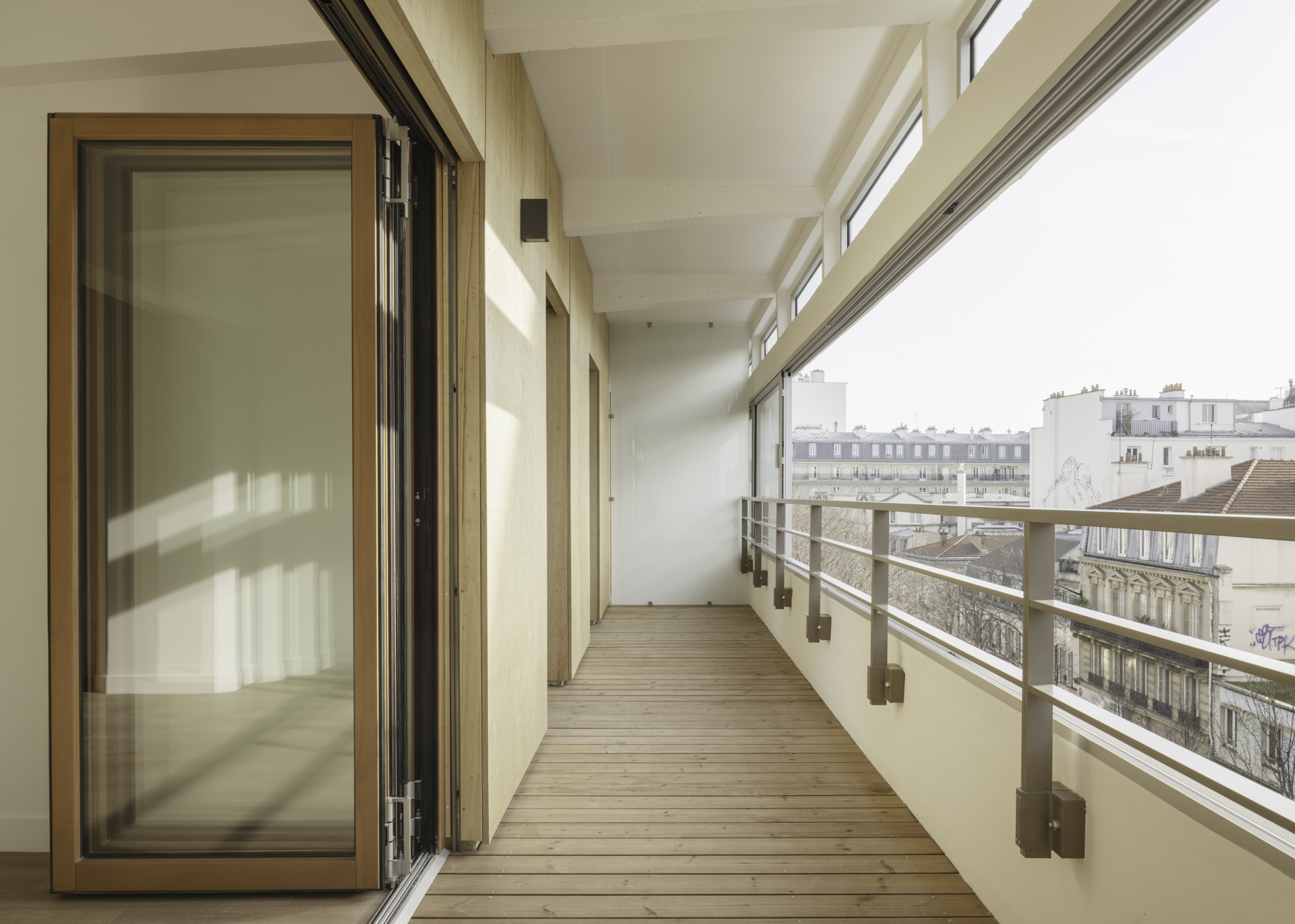 Деревянные бифолд-двери Solarlux: как Woodline меняет характер входа и связь с пространством