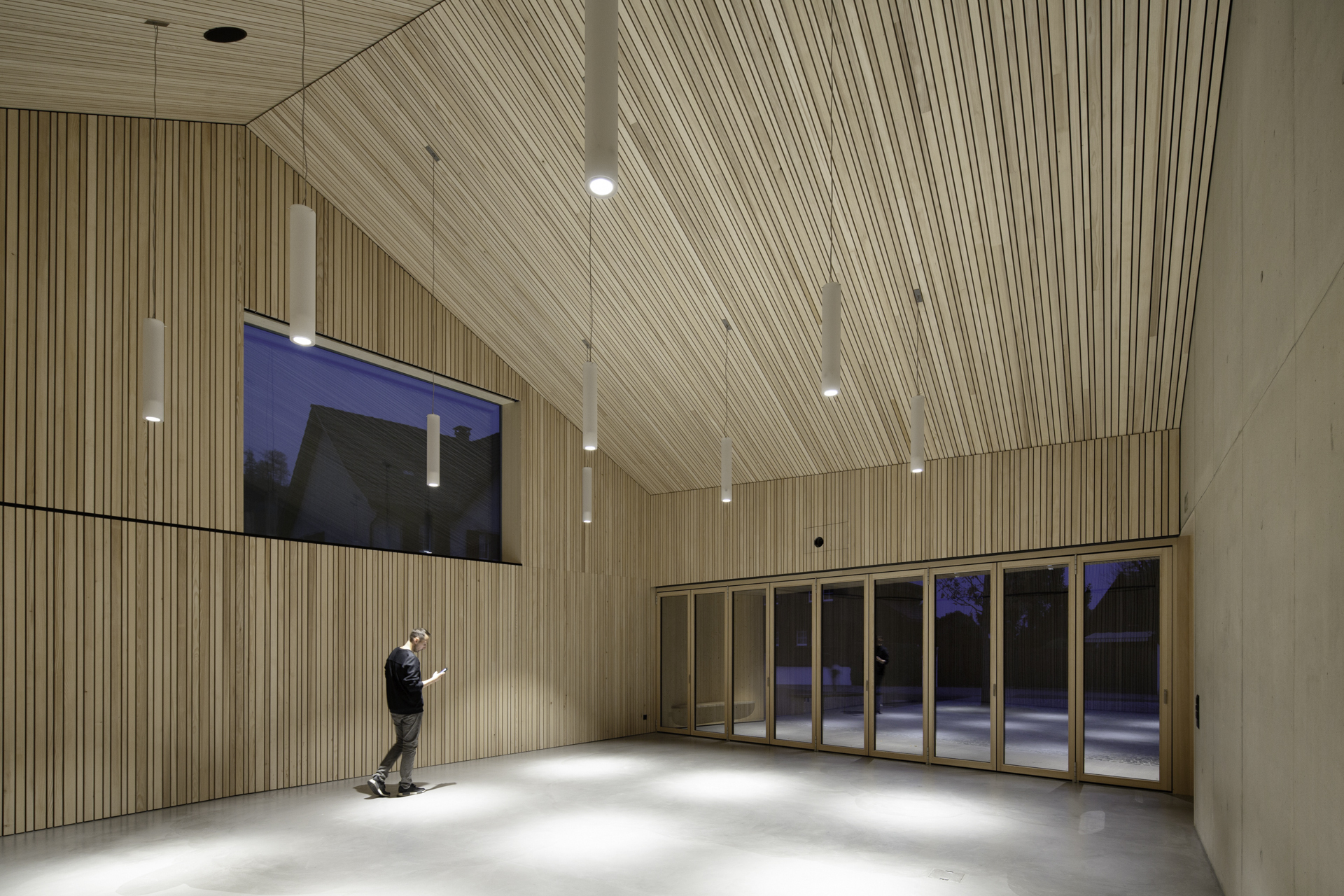 Деревянные бифолд-двери Solarlux: как Woodline меняет характер входа и связь с пространством