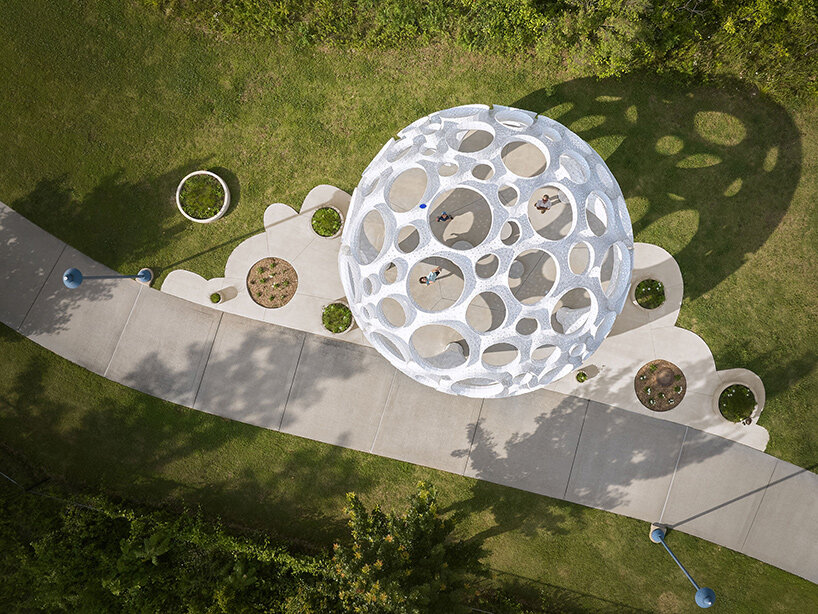 Moonrise: перфорированный алюминиевый павильон THEVERYMANY для тропы в Чаттануге