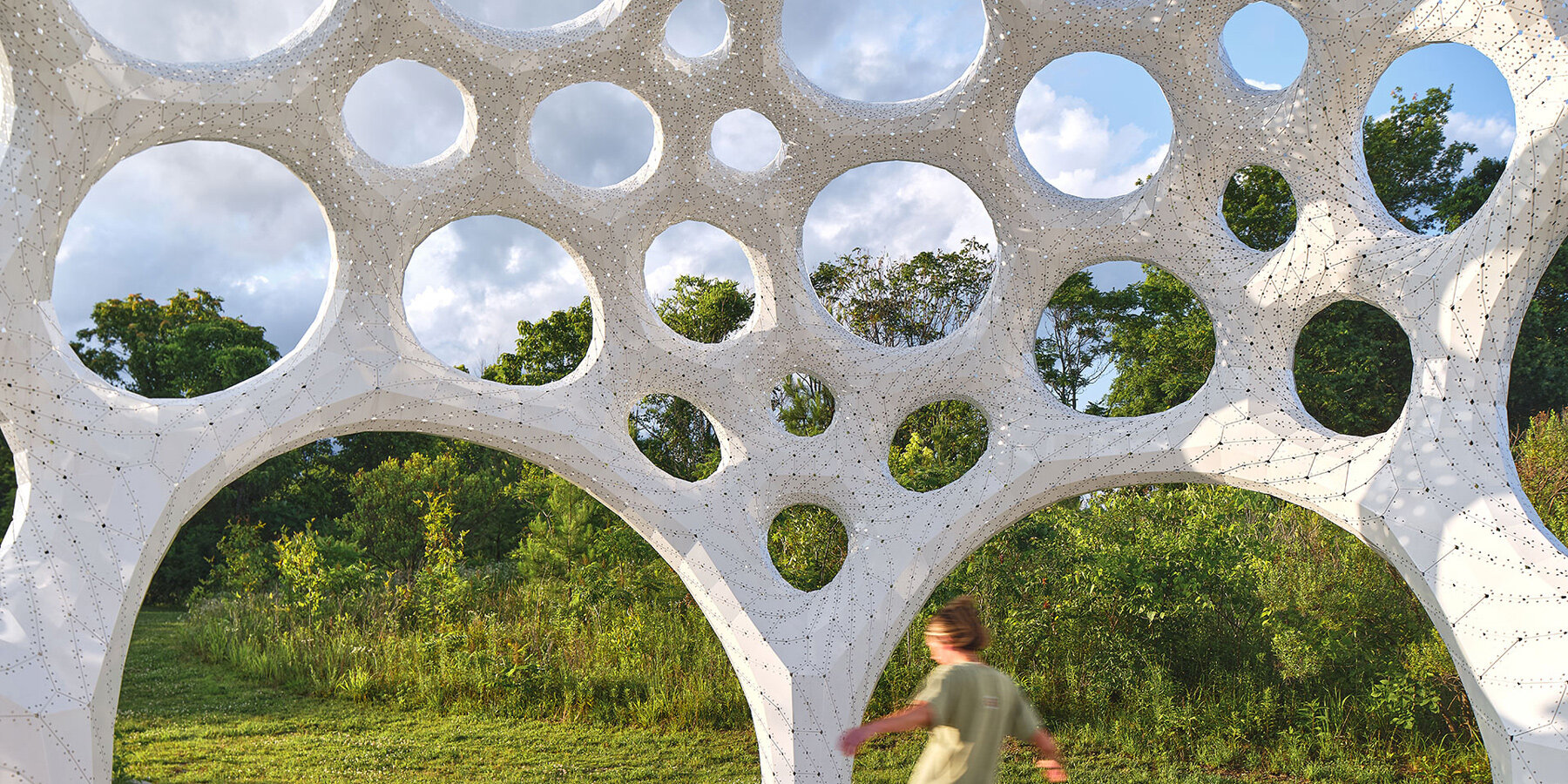 Moonrise: перфорированный алюминиевый павильон THEVERYMANY для тропы в Чаттануге