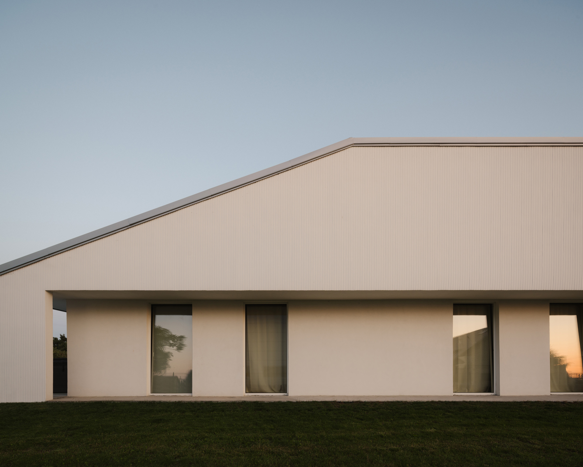 Slope House / SOURCE Architecture Studio — дом со скатной крышей, переходящей в рельеф