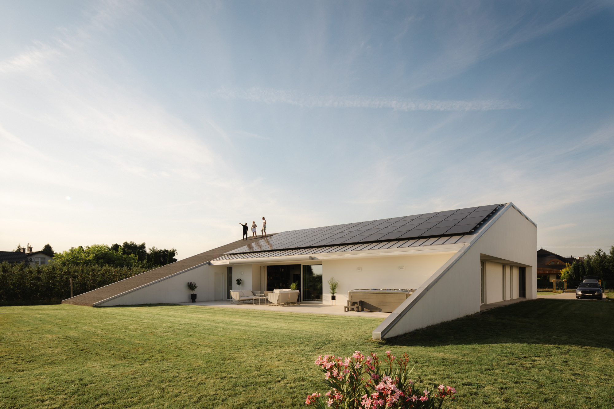 Slope House / SOURCE Architecture Studio — дом со скатной крышей, переходящей в рельеф