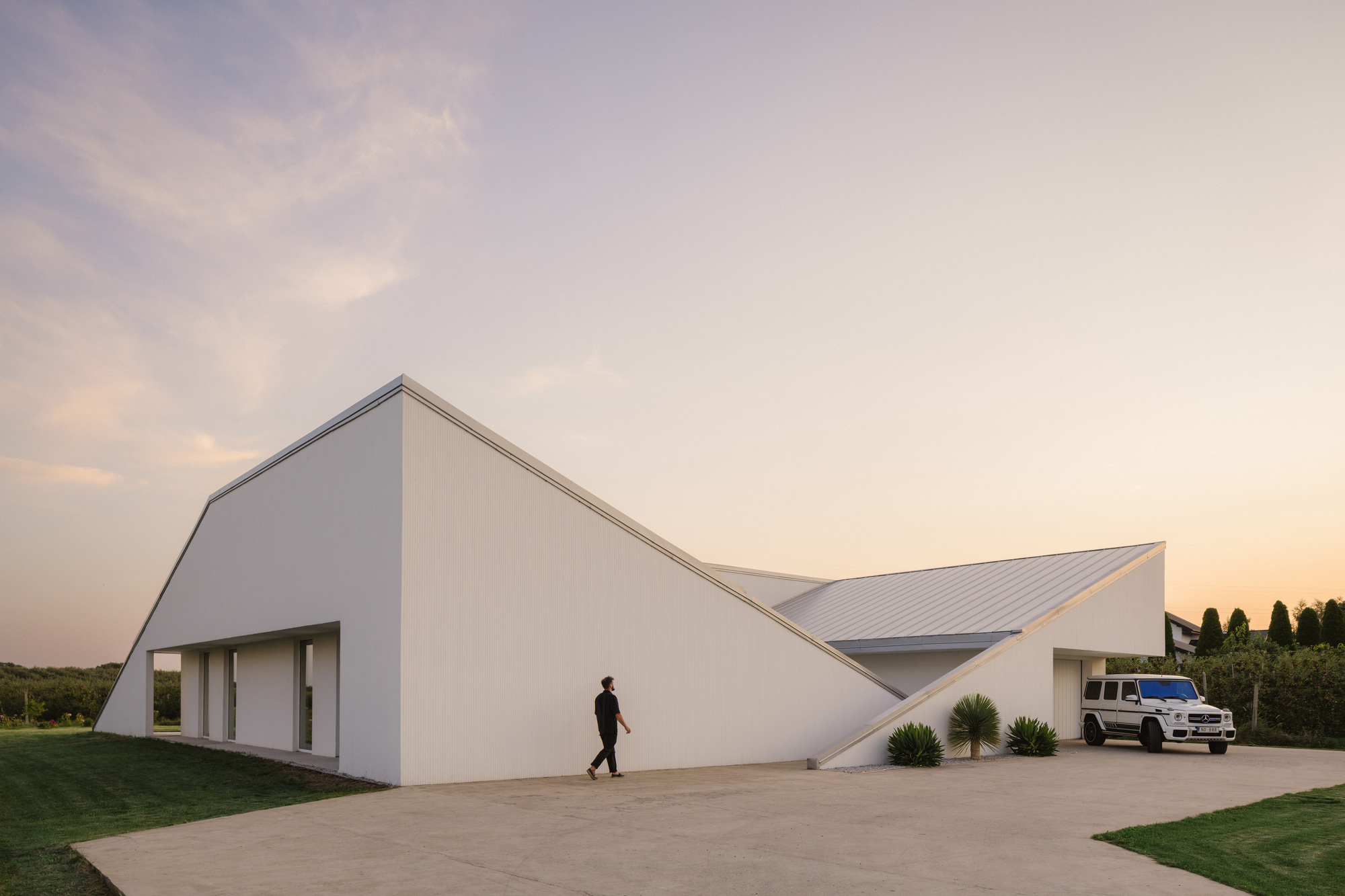 Slope House / SOURCE Architecture Studio — дом со скатной крышей, переходящей в рельеф