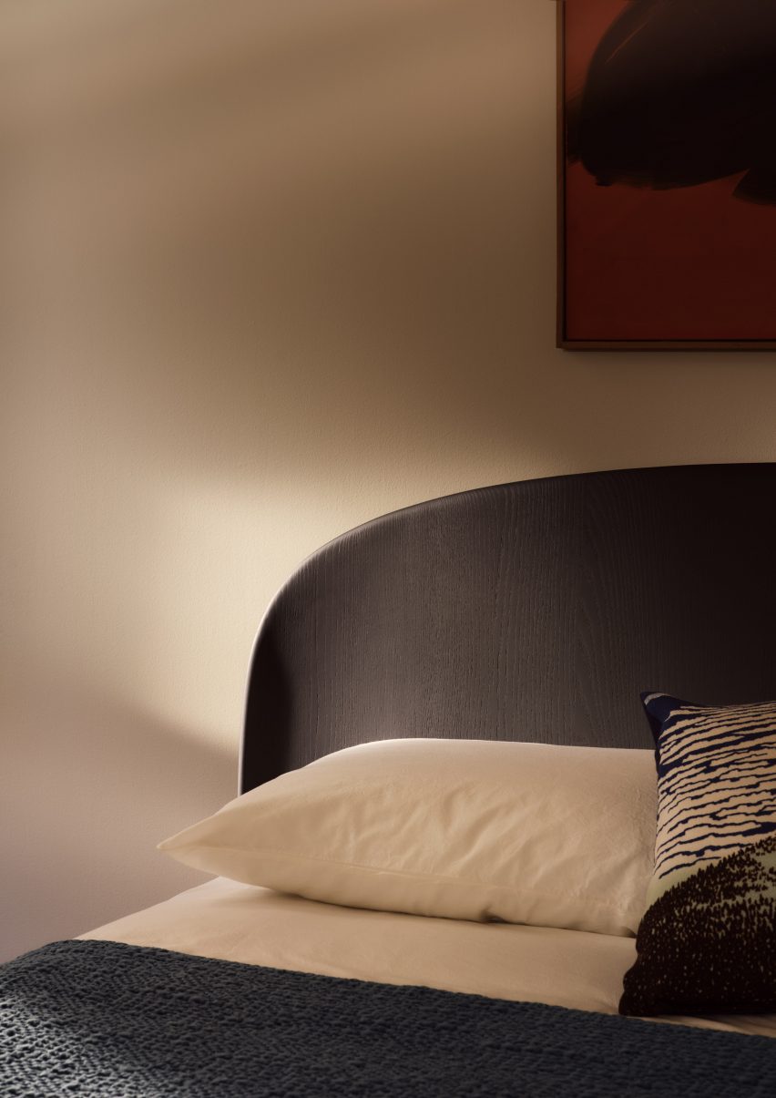 Bolzan представила пять моделей кроватей и изголовий на Dezeen Showroom