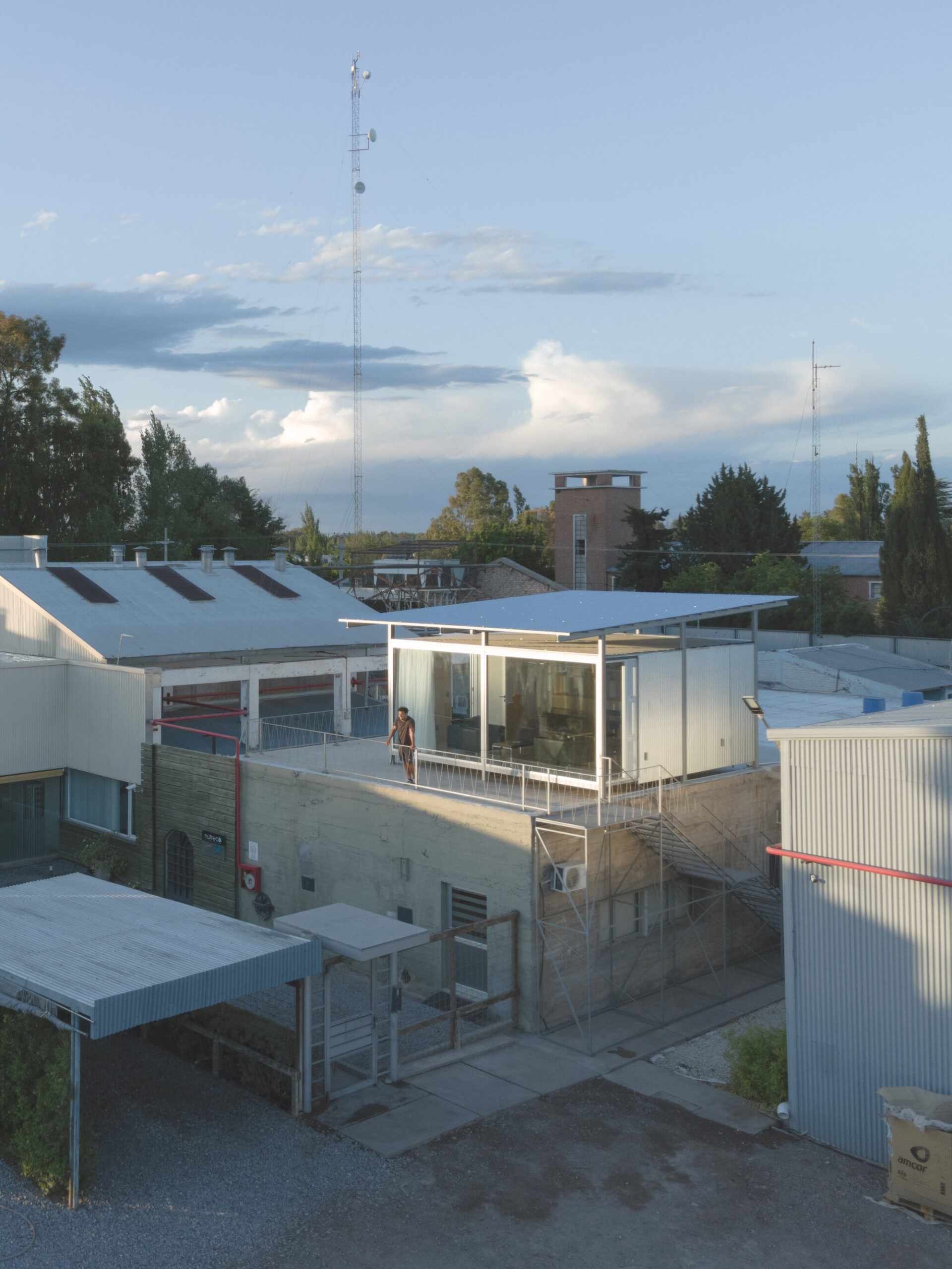 Офис над старым винным бассейном / Modulito Estudio + atelier industrial
