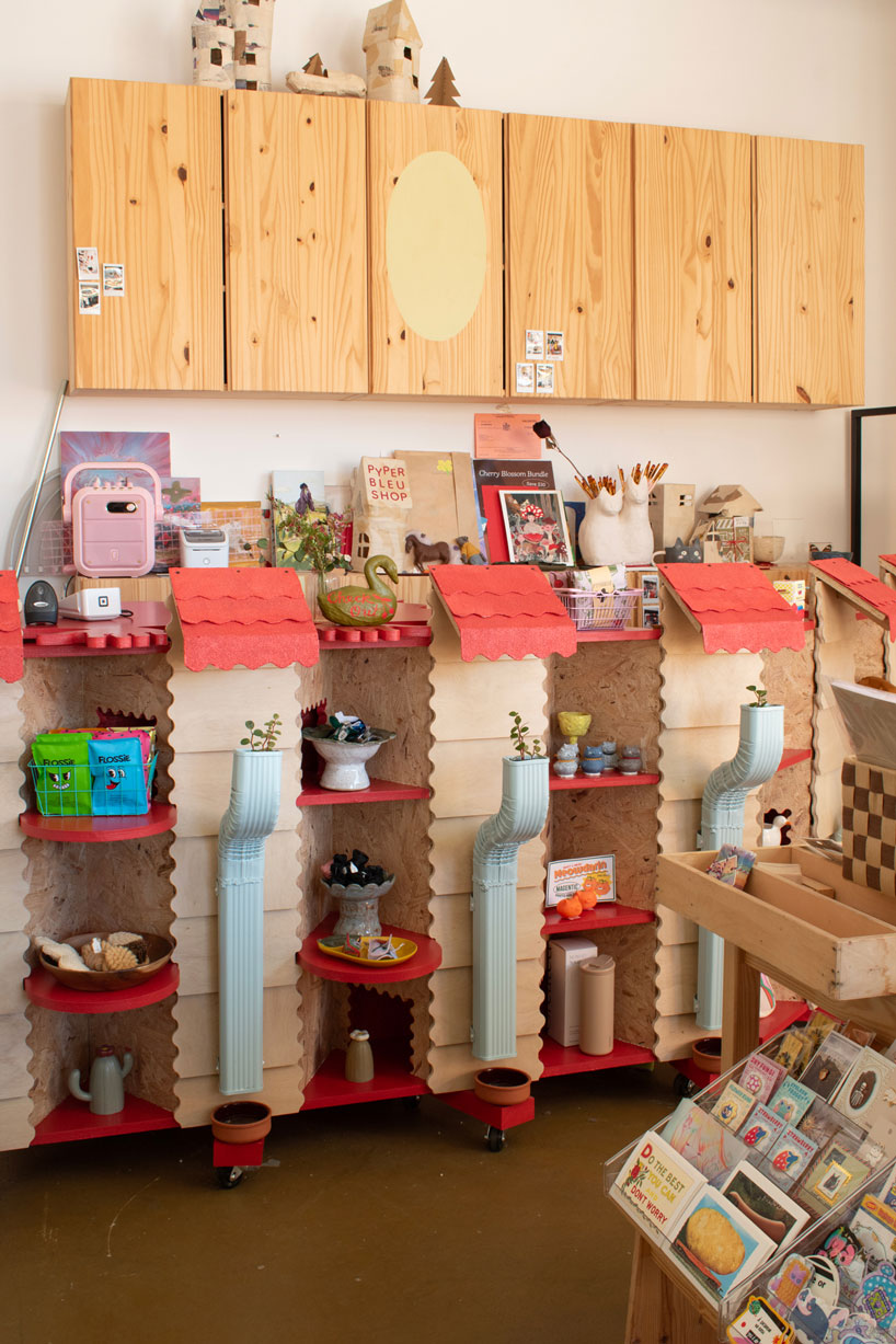 OPEN HOUSE: модульная деревянная стойка для Pyperbleu Collective в Бруклине