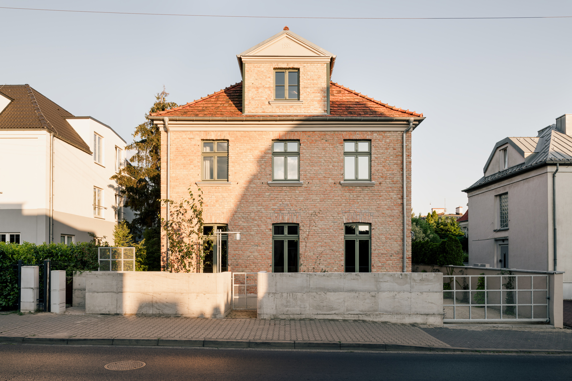 P81 House: бережная реставрация дома 1932 года в Познани от wiercinski-studio