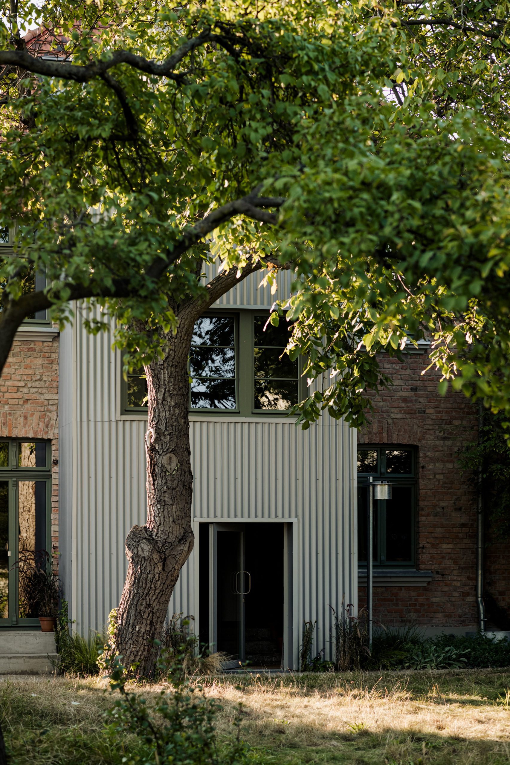 P81 House: бережная реставрация дома 1932 года в Познани от wiercinski-studio