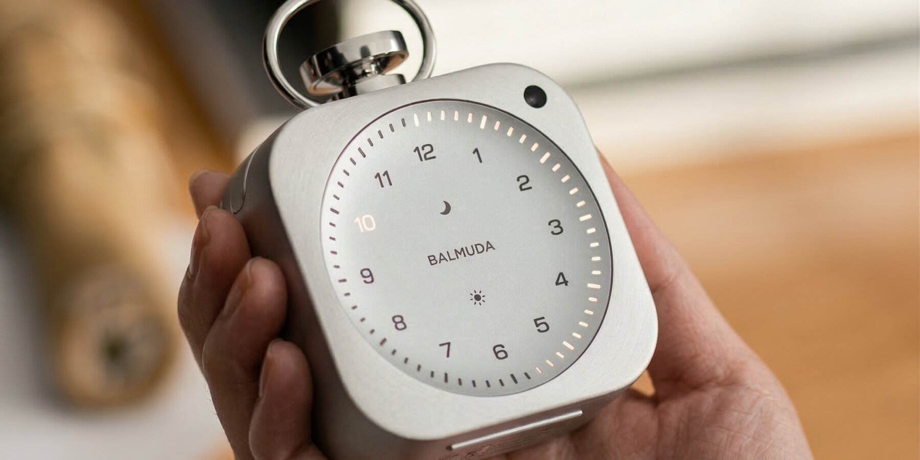 Balmuda представила часы The Clock в форме карманных часов