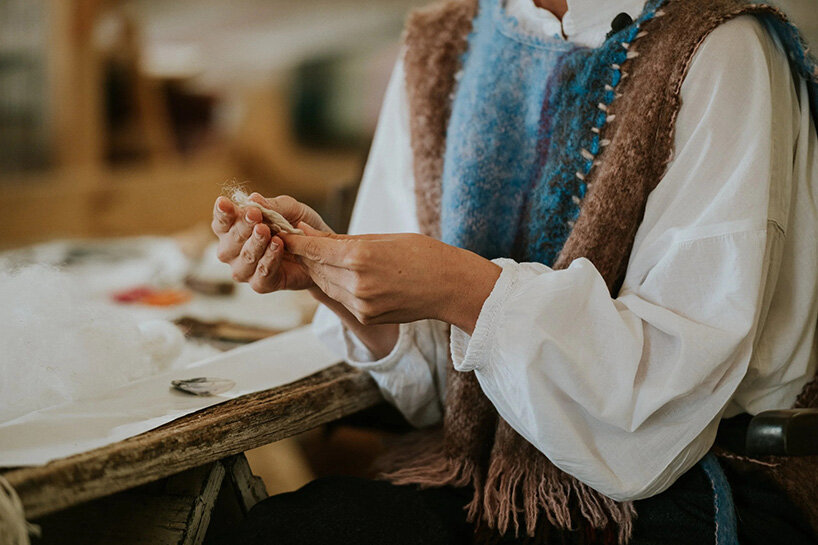 От дождя до текстиля: Frances van Hasselt о медленной, женской практике мохера в Южной Африке