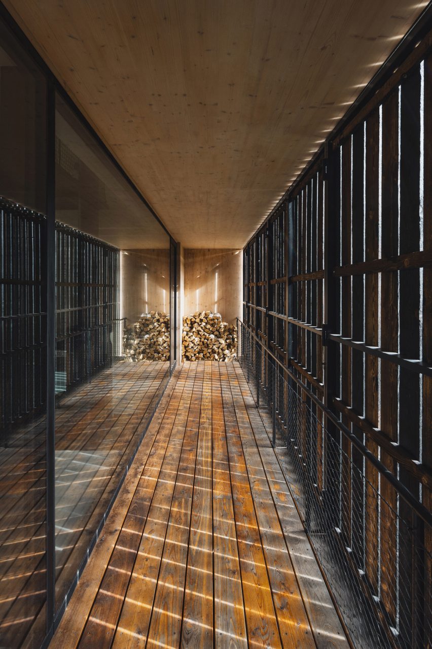 Mimosa Architects создали в Чехии деревянный дом-убежище на месте сгоревшего коттеджа