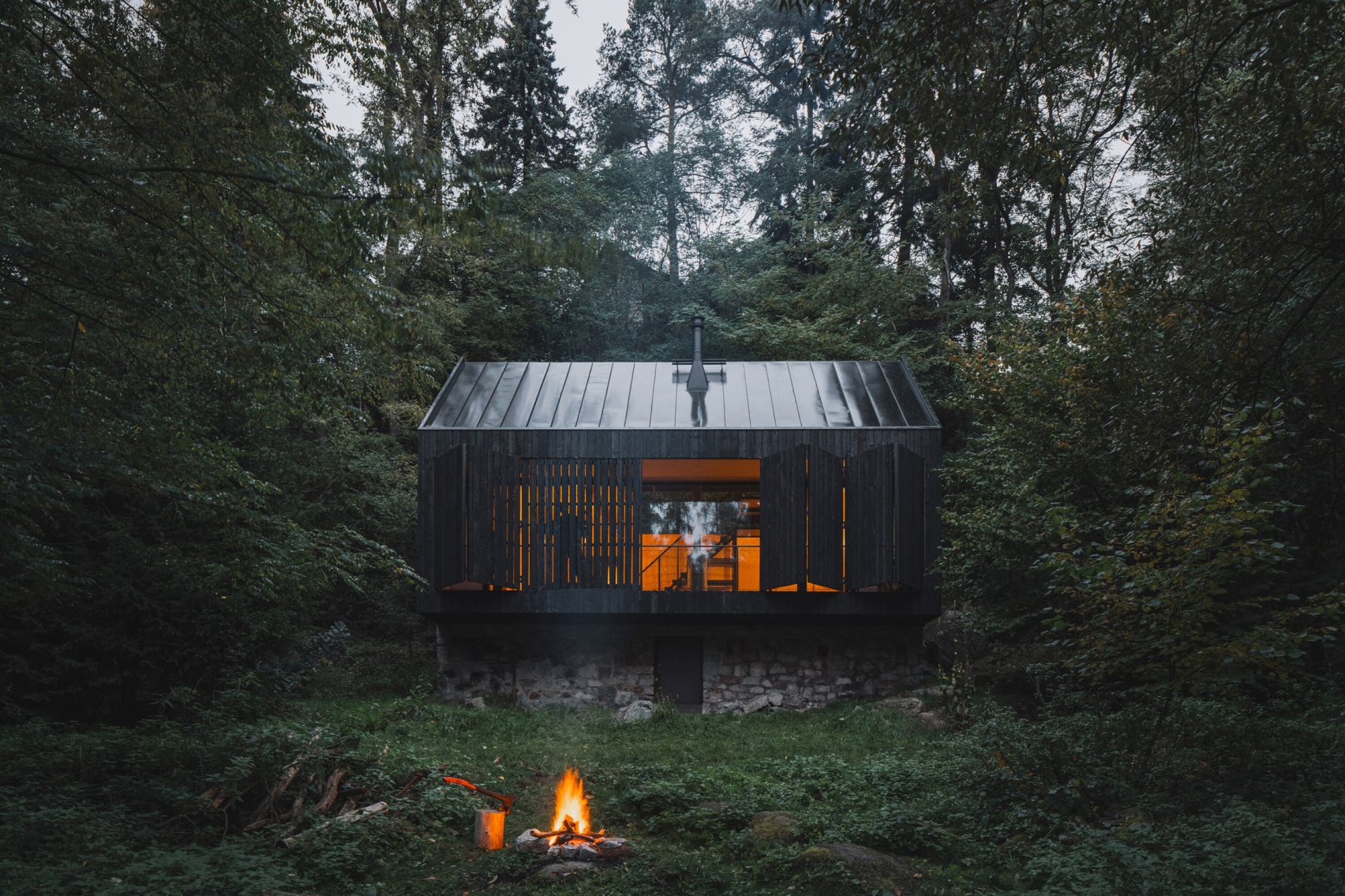 Mimosa Architects создали в Чехии деревянный дом-убежище на месте сгоревшего коттеджа