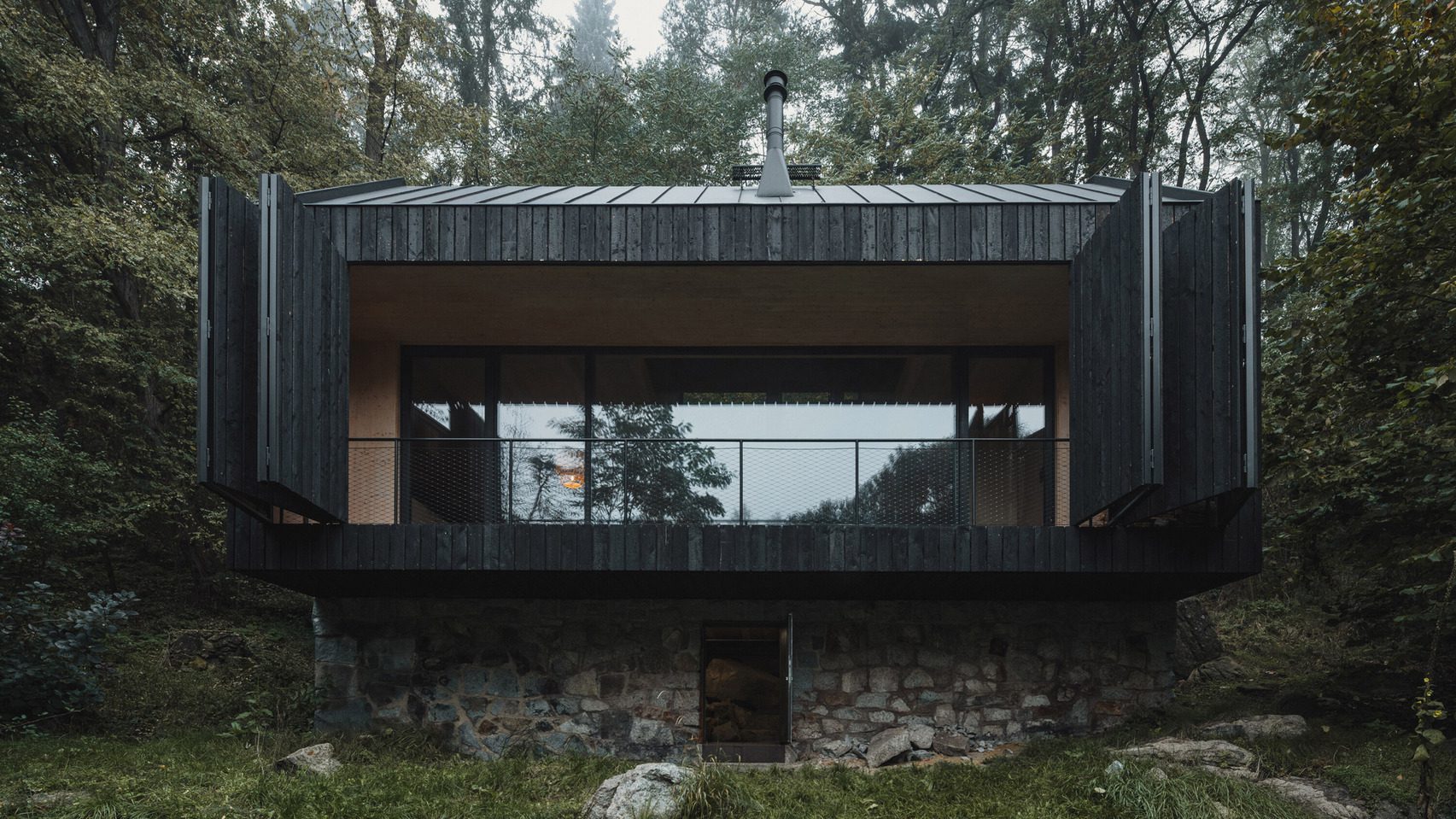 Mimosa Architects создали в Чехии деревянный дом-убежище на месте сгоревшего коттеджа