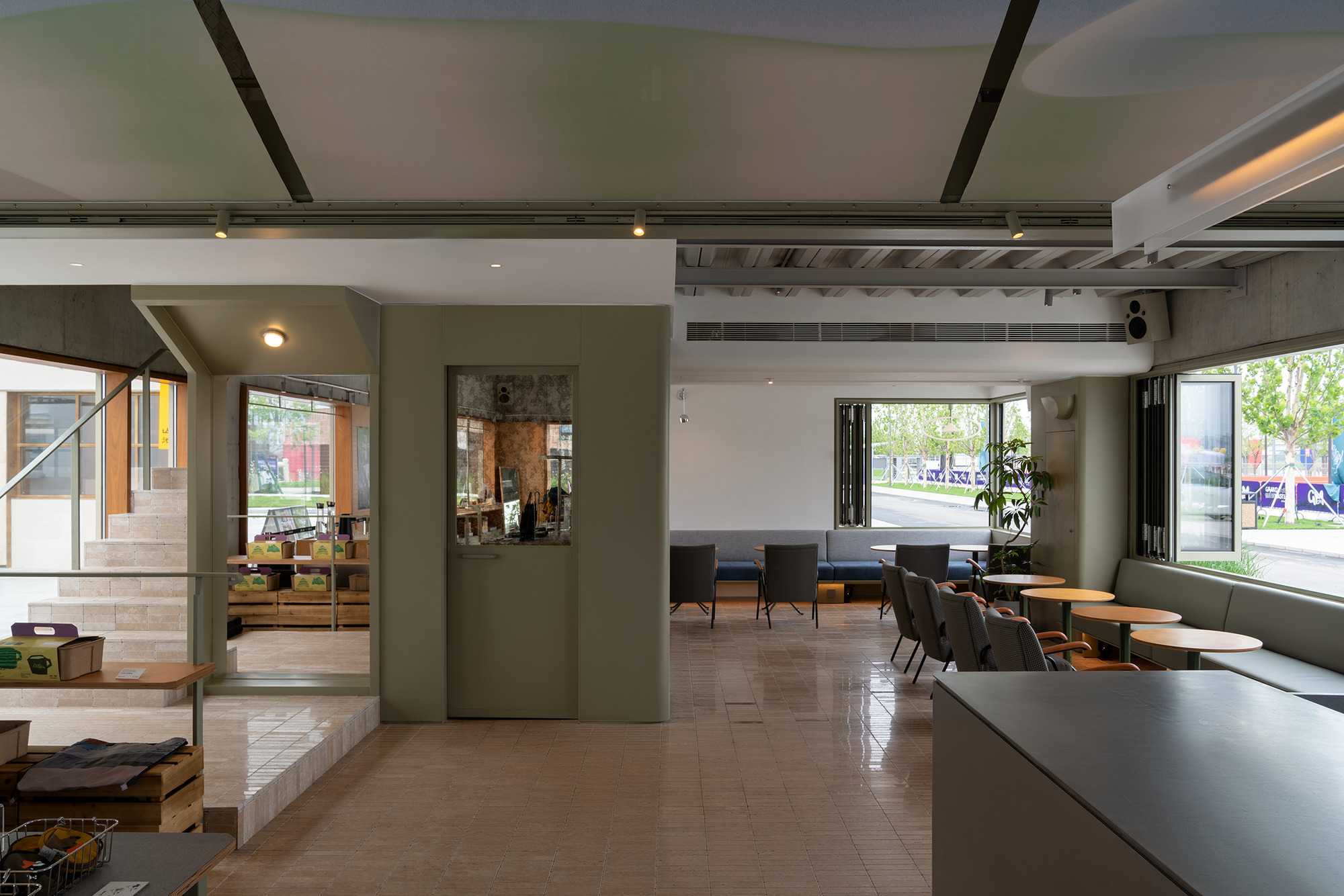 SAANCI Coffee в Aranya North Bay Store: NUC Studio создала двухуровневое кафе в Циньхуандао