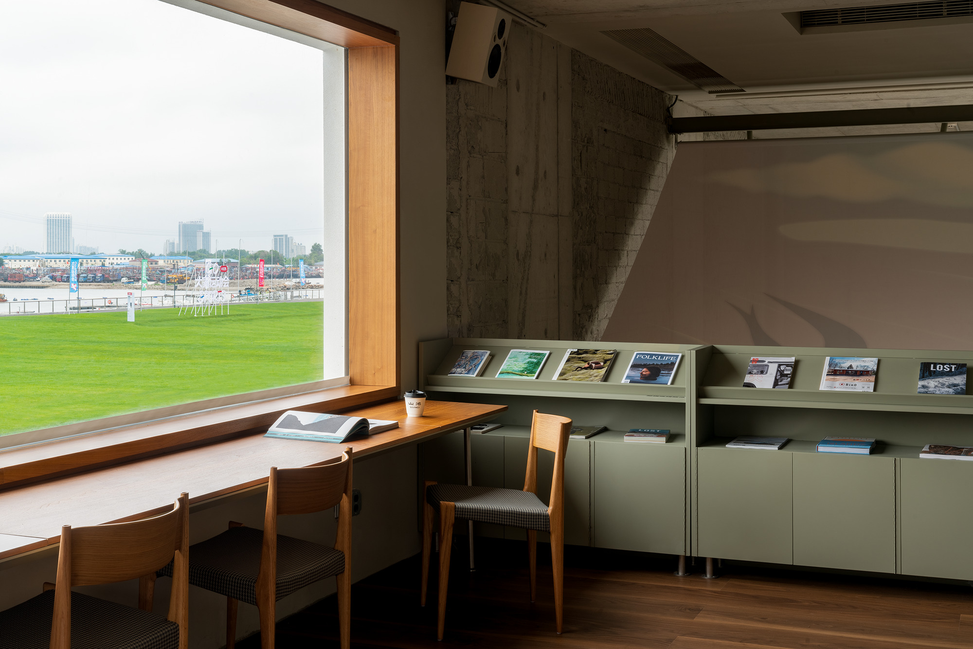 SAANCI Coffee в Aranya North Bay Store: NUC Studio создала двухуровневое кафе в Циньхуандао