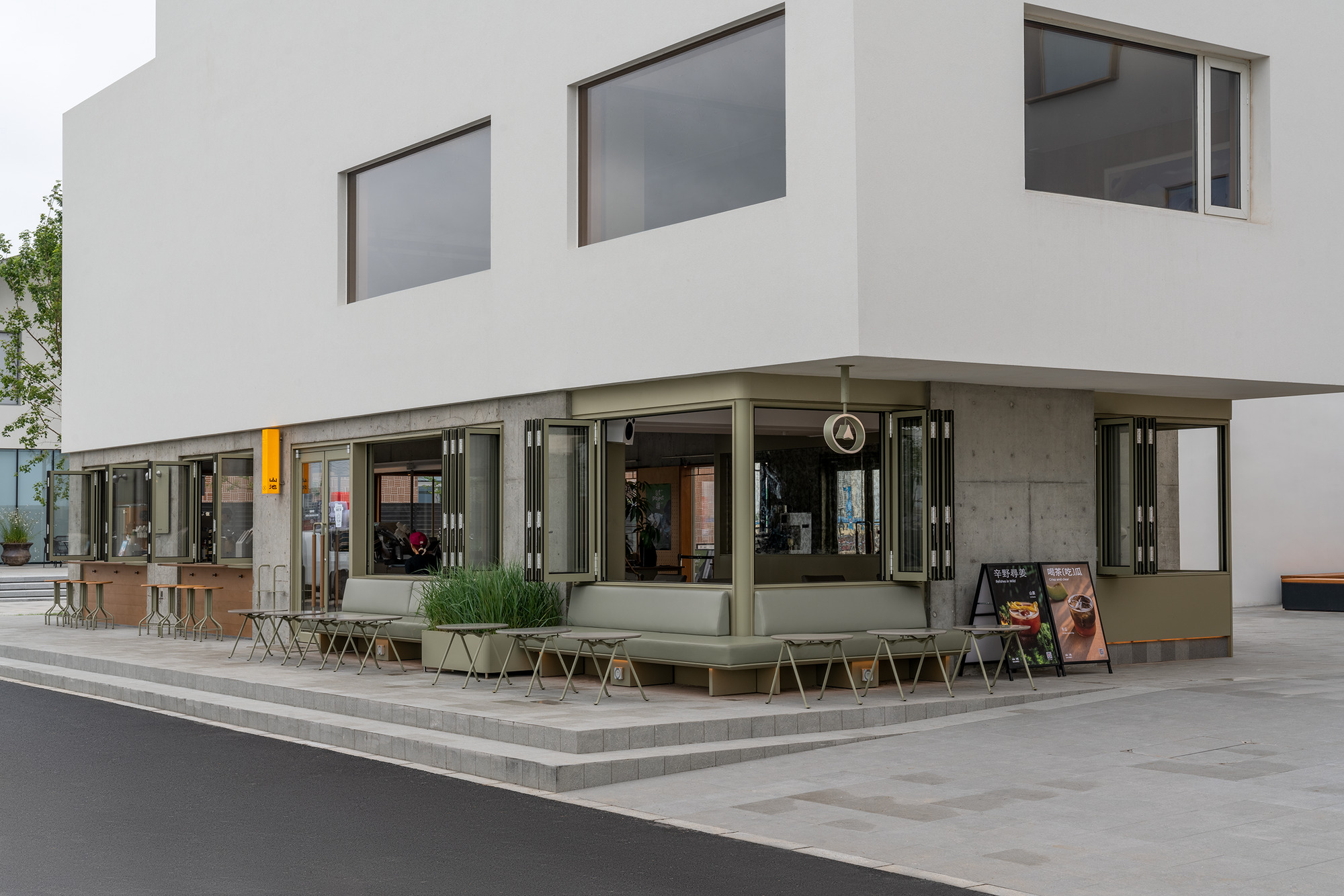 SAANCI Coffee в Aranya North Bay Store: NUC Studio создала двухуровневое кафе в Циньхуандао