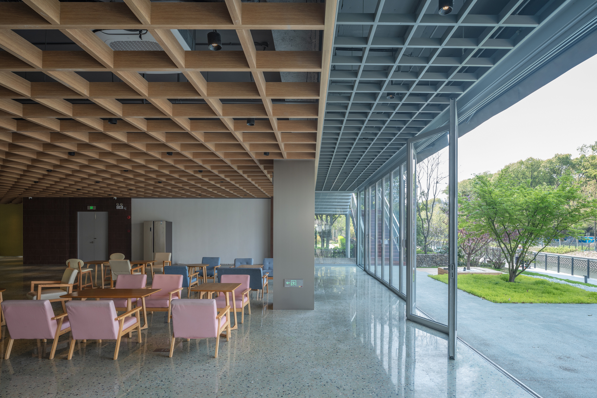 Shang'Ao Canal Social Service Center / Atelier Liu Yuyang Architects